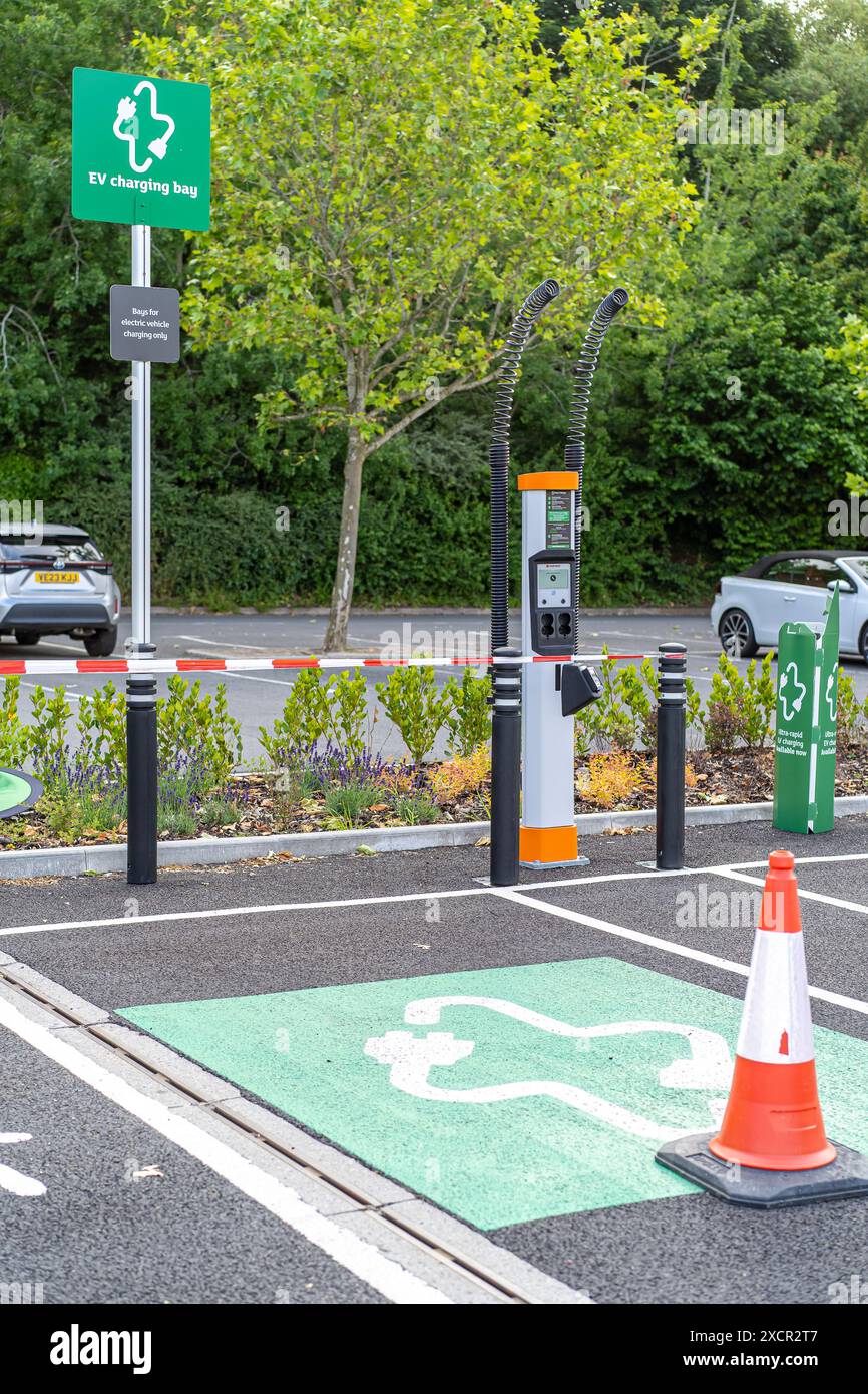 Les baies de recharge de voitures électriques récemment installées ne fonctionnent pas dans un supermarché de Sainsbury, au Royaume-Uni. Banque D'Images