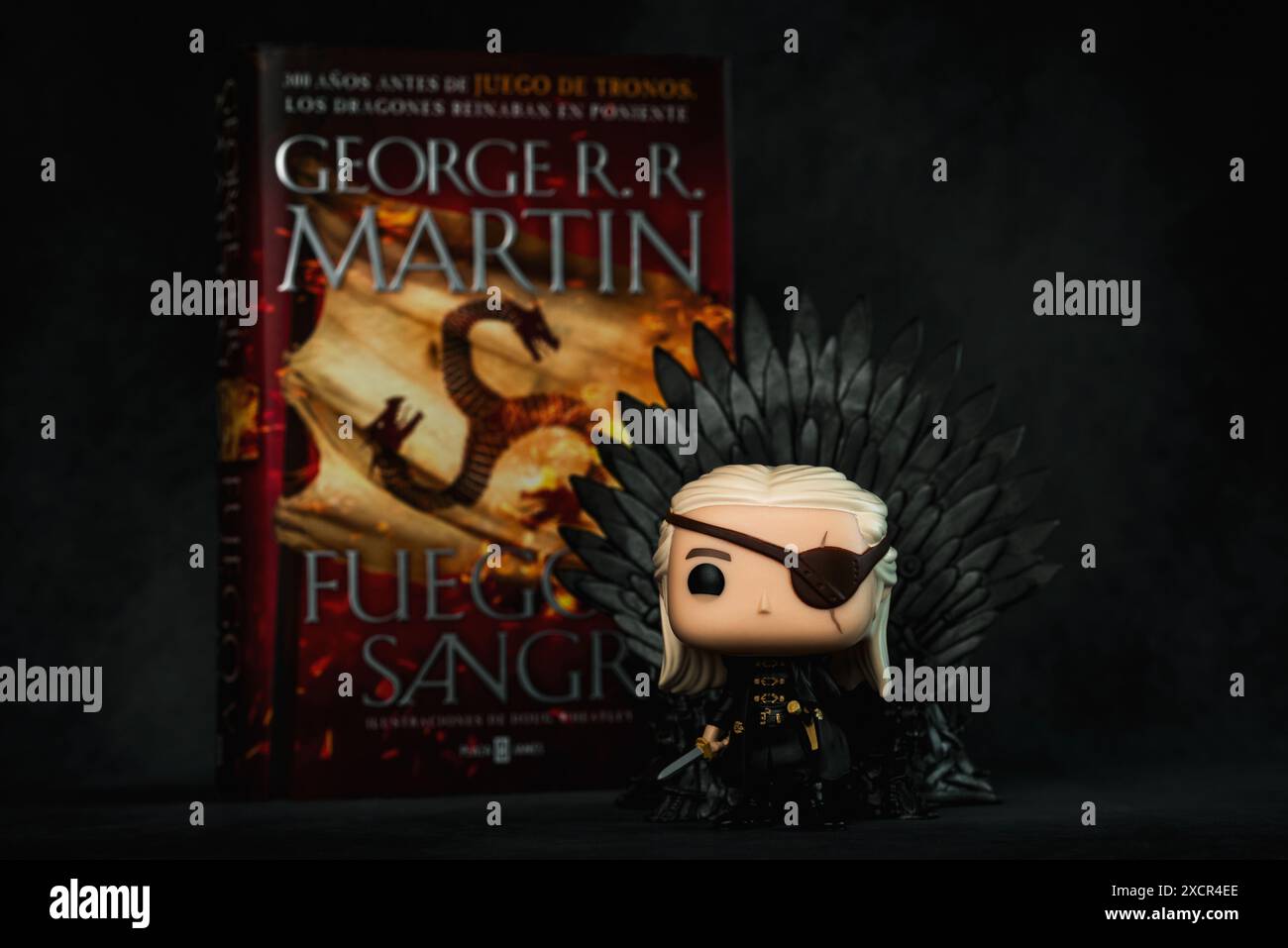 Funko figurine POP vinyle d'Aemond Targaryen sur le personnage du trône de fer de la série TV House of the Dragon et le livre dans le feu espagnol et le feu de sang Banque D'Images