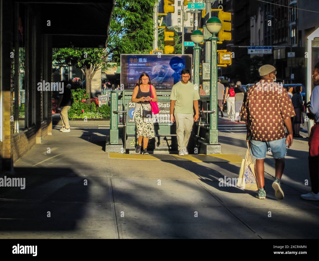 Les gens se dépêchent de leurs affaires en fin d’après-midi à Chelsea à New York le dimanche 9 juin 2024. (© Richard B. Levine) Banque D'Images