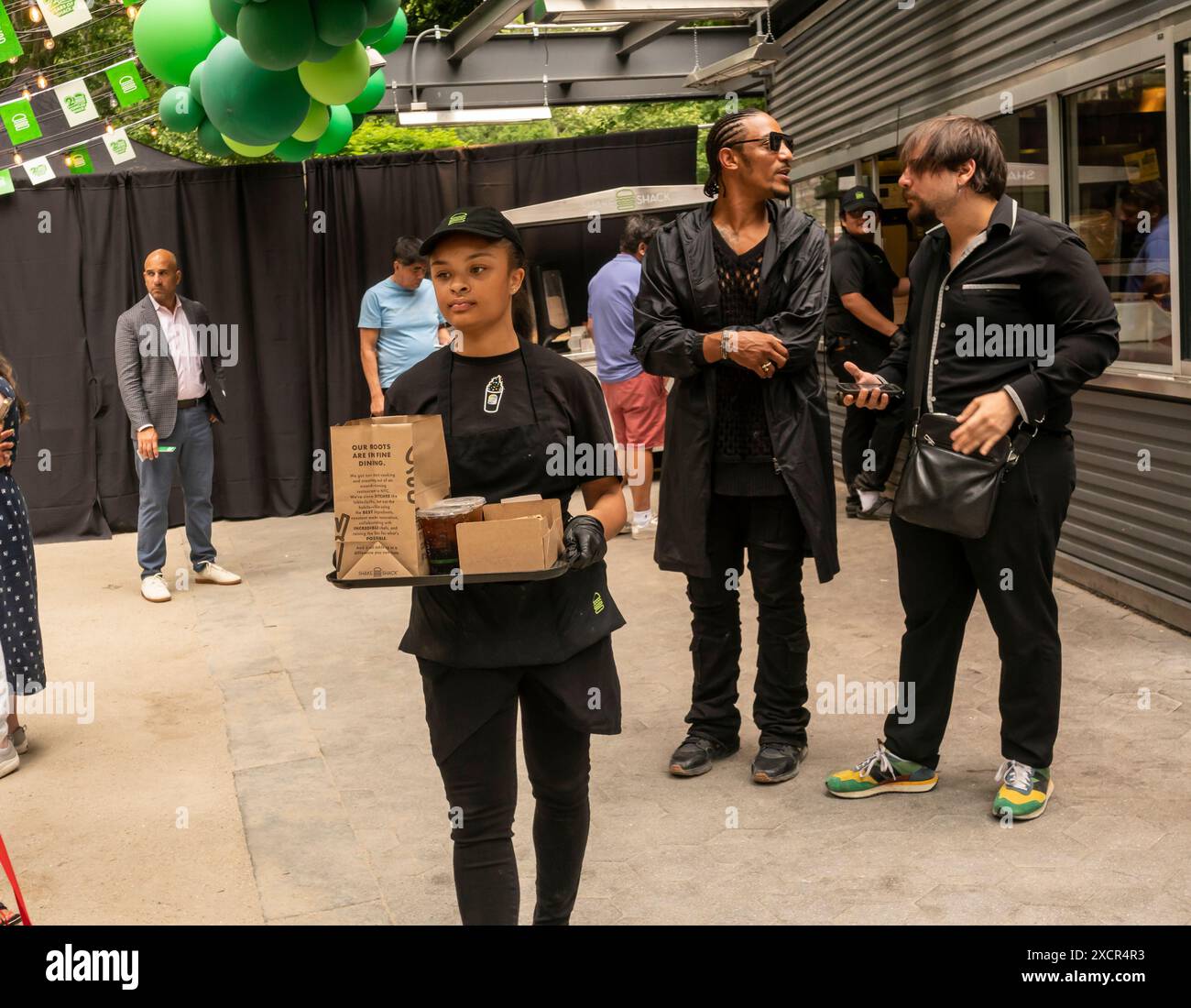 Les foules affluent au Madison Square Park à New York le mardi 11 juin 2024 pour célébrer le 20e anniversaire du populaire restaurant Shake Shack. Commencé par Danny Meyer comme un modeste chariot à hot dog, la société s'est développée en tant que concessionnaire dans le parc, puis a ouvert des succursales dans toute la ville et dans le monde entier. (© Richard B. Levine) Banque D'Images