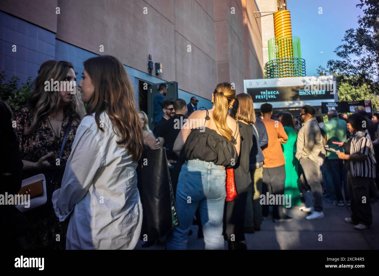 Détenteurs de billets au Tribeca Festival, anciennement Tribeca film Festival, au SVA Theatre de Chelsea à New York le mercredi 12 juin 2024. (© Richard B. Levine) Banque D'Images