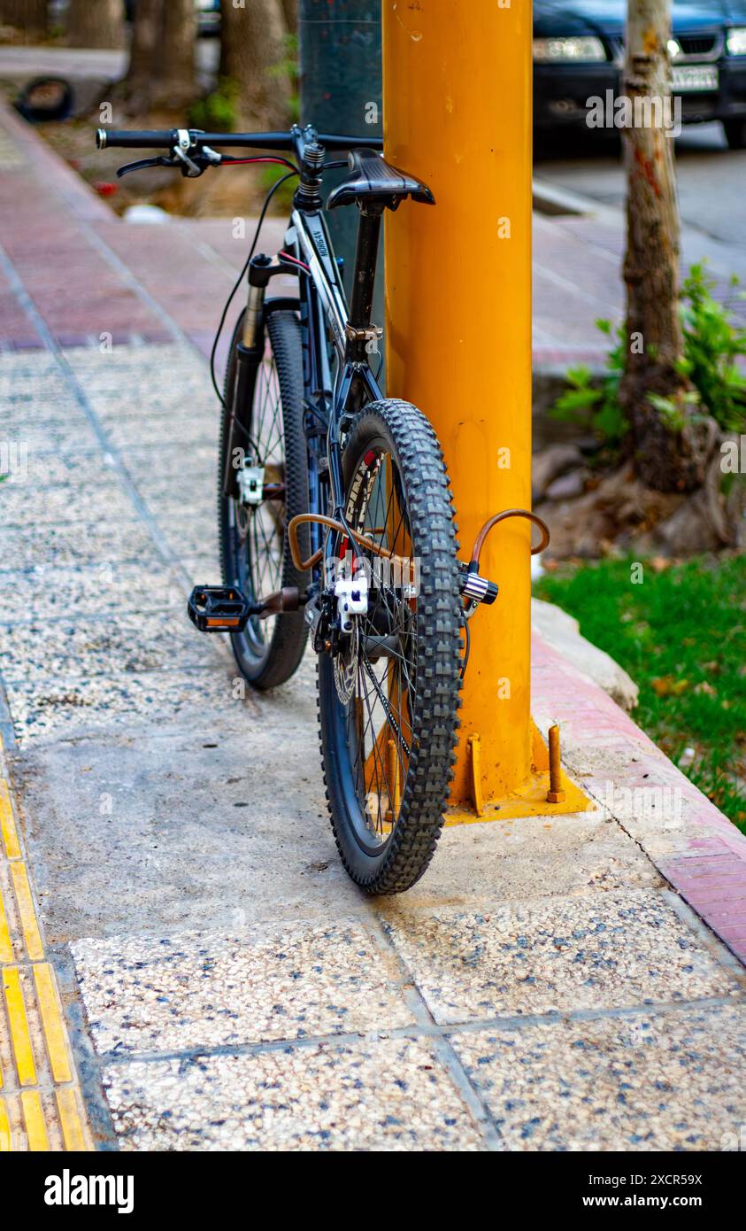 Vélo garé sur le trottoir. Banque D'Images