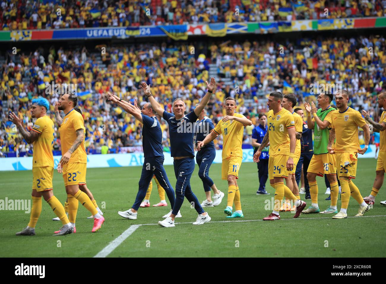 Munich Football Arena, Munich, Allemagne. 17 juin 2024. Euro 2024 Groupe E Football, Roumanie contre Ukraine ; les joueurs roumains célèbrent leur 3-0 à la finale de coup de sifflet crédit : action plus Sports/Alamy Live News Banque D'Images