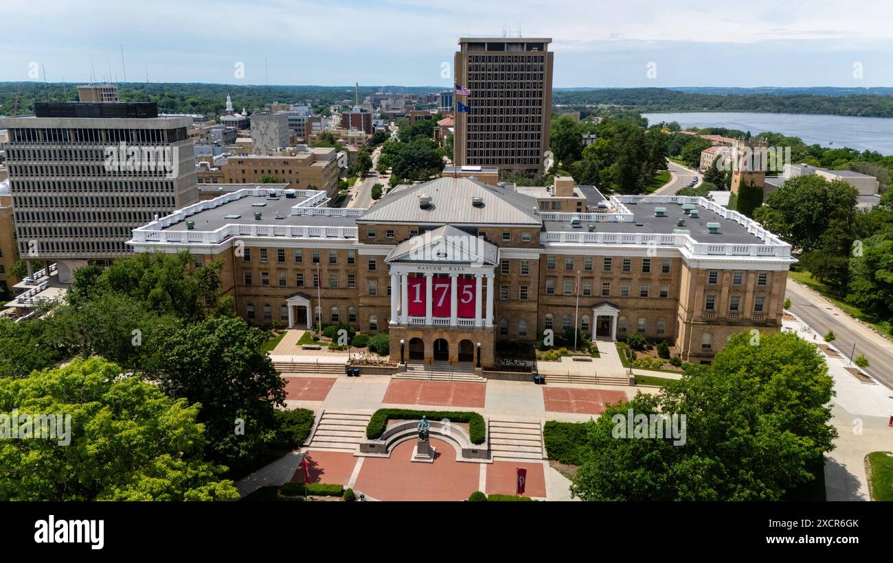 Photographie aérienne de Bascom Hall sur le campus de l'Université du Wisconsin, Madison, Wisconsin lors d'une agréable journée d'été. Banque D'Images