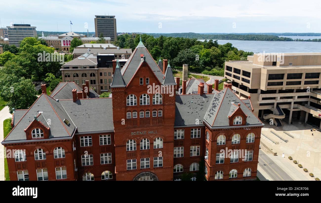 Photographie aérienne du Science Hall sur le campus de l'Université du Wisconsin, Madison, Wisconsin, par une agréable journée d'été. Banque D'Images