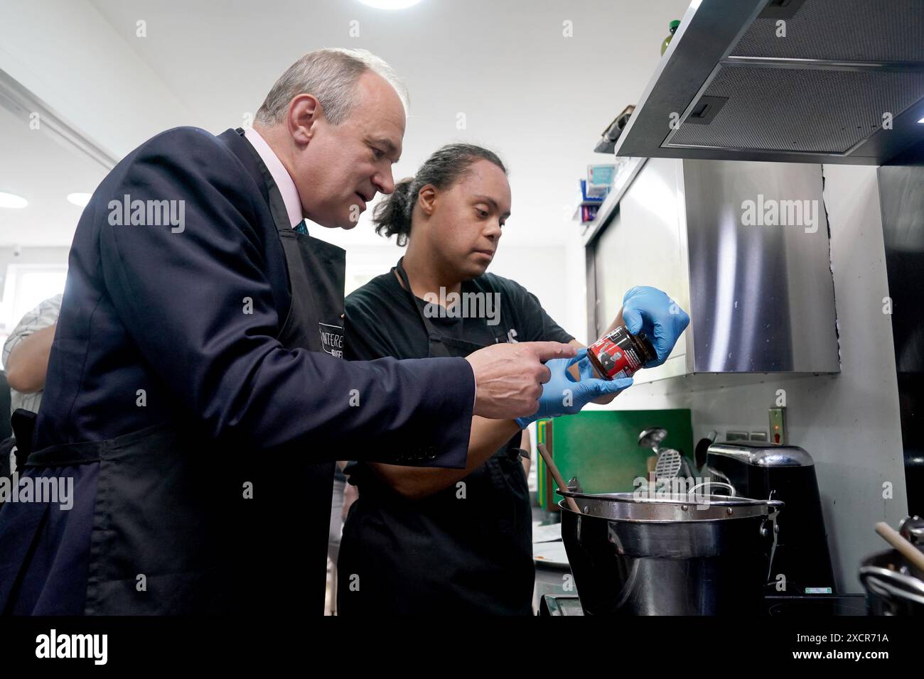 Sir Ed Davey, leader des libéraux démocrates, lors d'une visite au Richard James Hub, à Londres, alors qu'il était sur la piste de la campagne électorale générale. Date de la photo : mardi 18 juin 2024. Banque D'Images