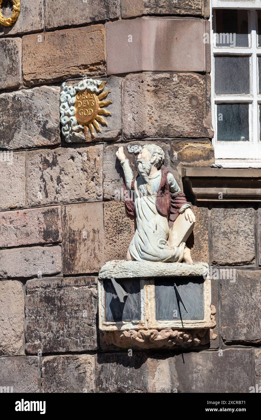 Cadran solaire sur John Knox House sur le Royal Mile “montrant Moïse recevoir la lumière de Dieu” Banque D'Images