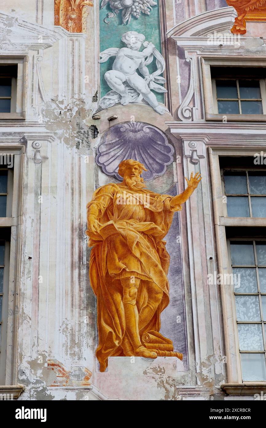 Détail coloré d’une fresque peinte à la main sur un mur de la façade du palais Saint-Georges (Palazzo San Giorgio), Gênes Italie, avril 2024. Banque D'Images