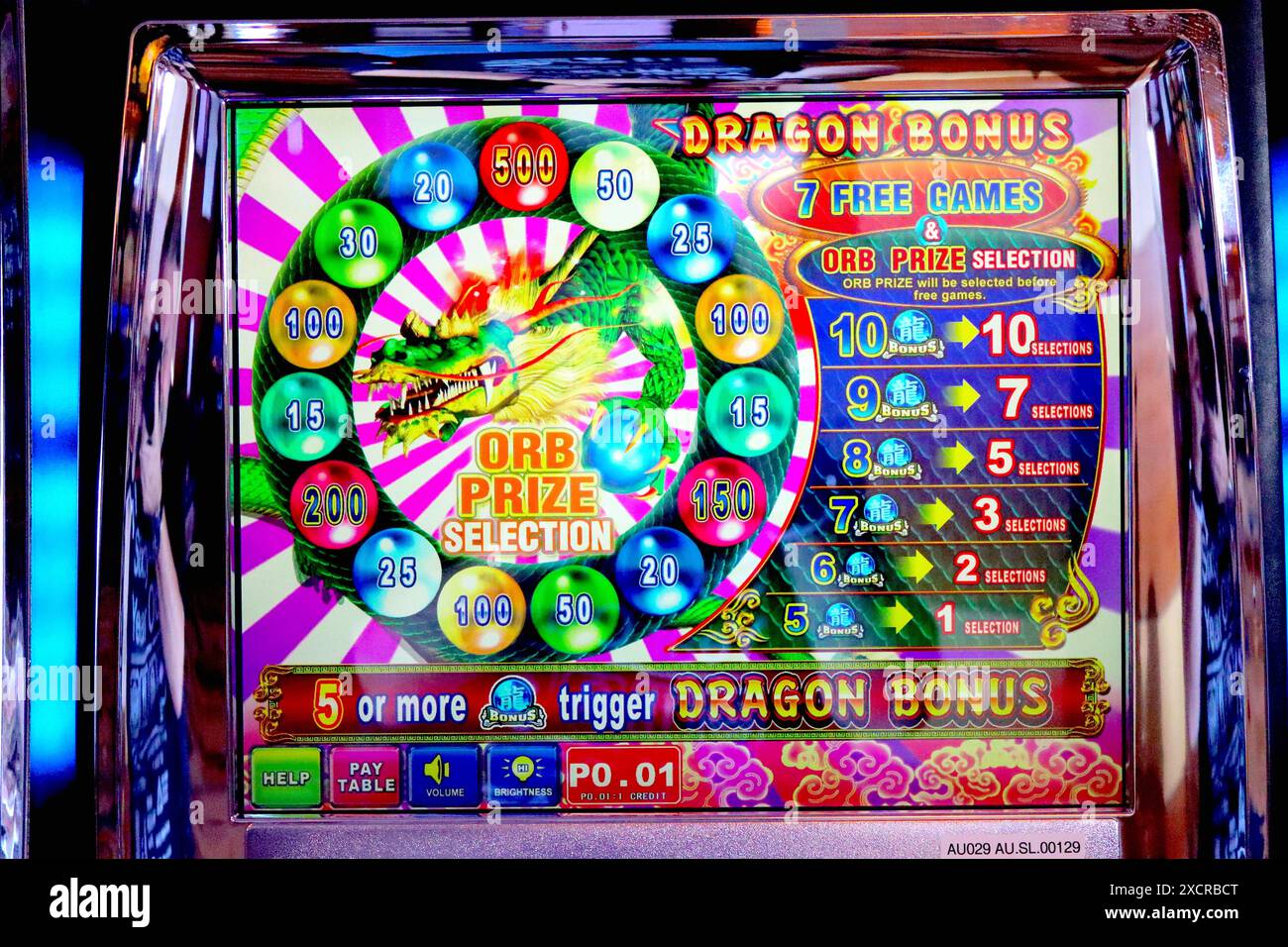 Écran de jeu de machines à sous vidéo Dragon Orb sur le thème du dragon chinois, affichant les options de sélection de prix Orb sur une machine de jeu à cinq rouleaux dans une salle de jeux d'arcade. Banque D'Images