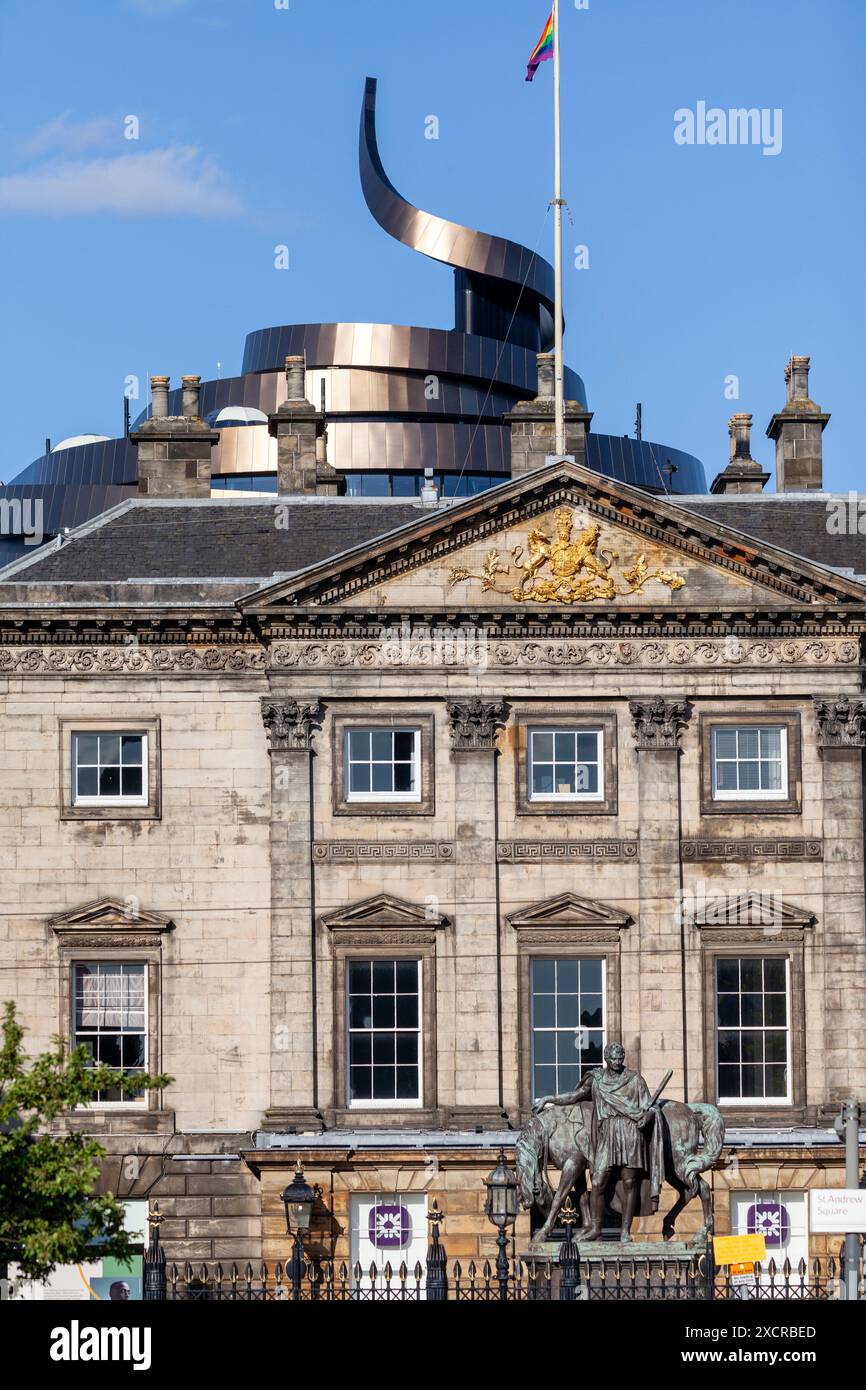 Moderne et ancien, la spirale dorée de l'Hôtel W derrière Dundas House le siège de RBS à St Andrew Square, Édimbourg, Écosse Banque D'Images