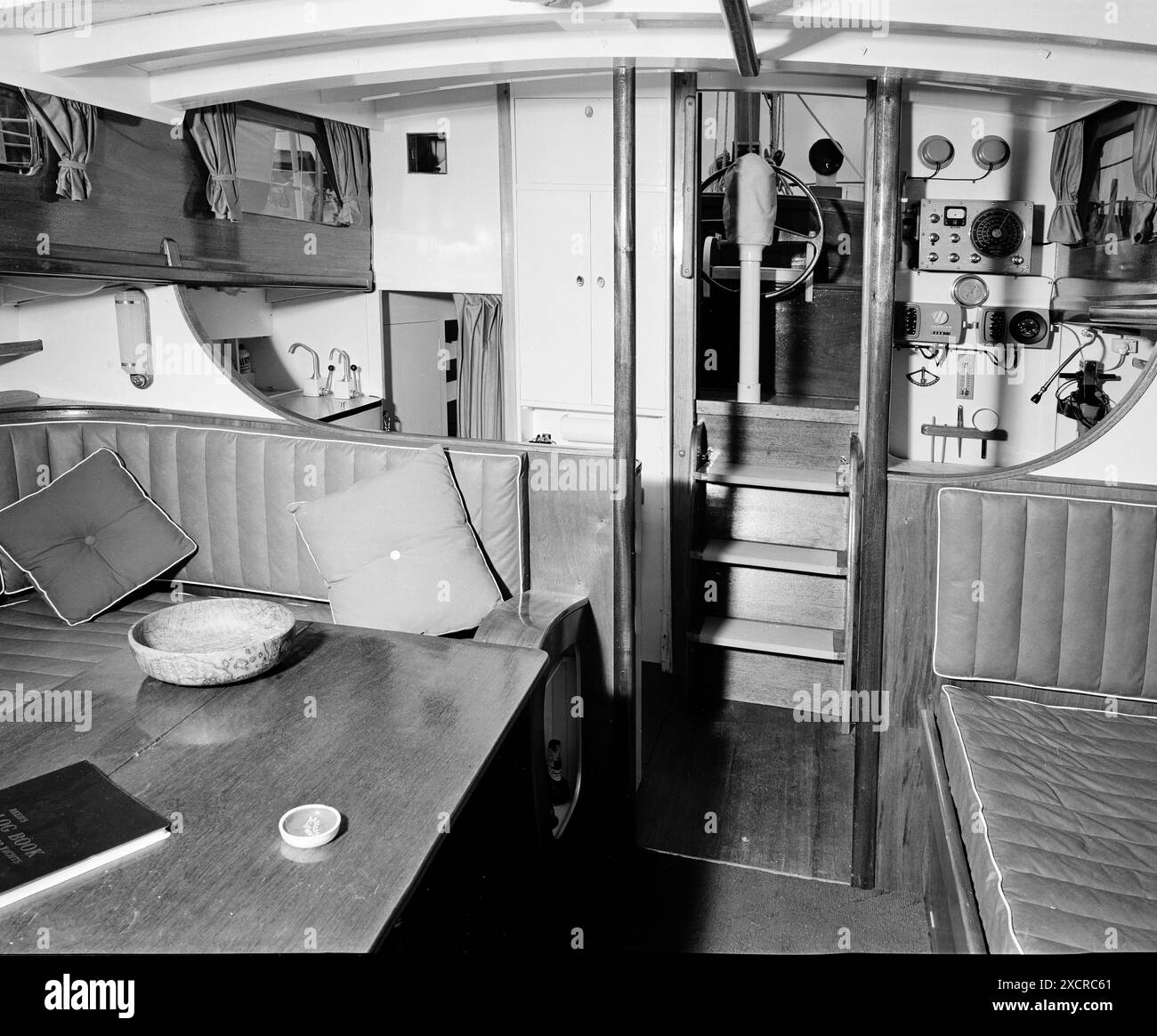 AQUILA, un yacht de croisière en bois classique Hillyard de 29 tonnes ketch gréé. Berline principale regardant vers l'arrière vers la compagnie principale vers le cockpit central. Banque D'Images