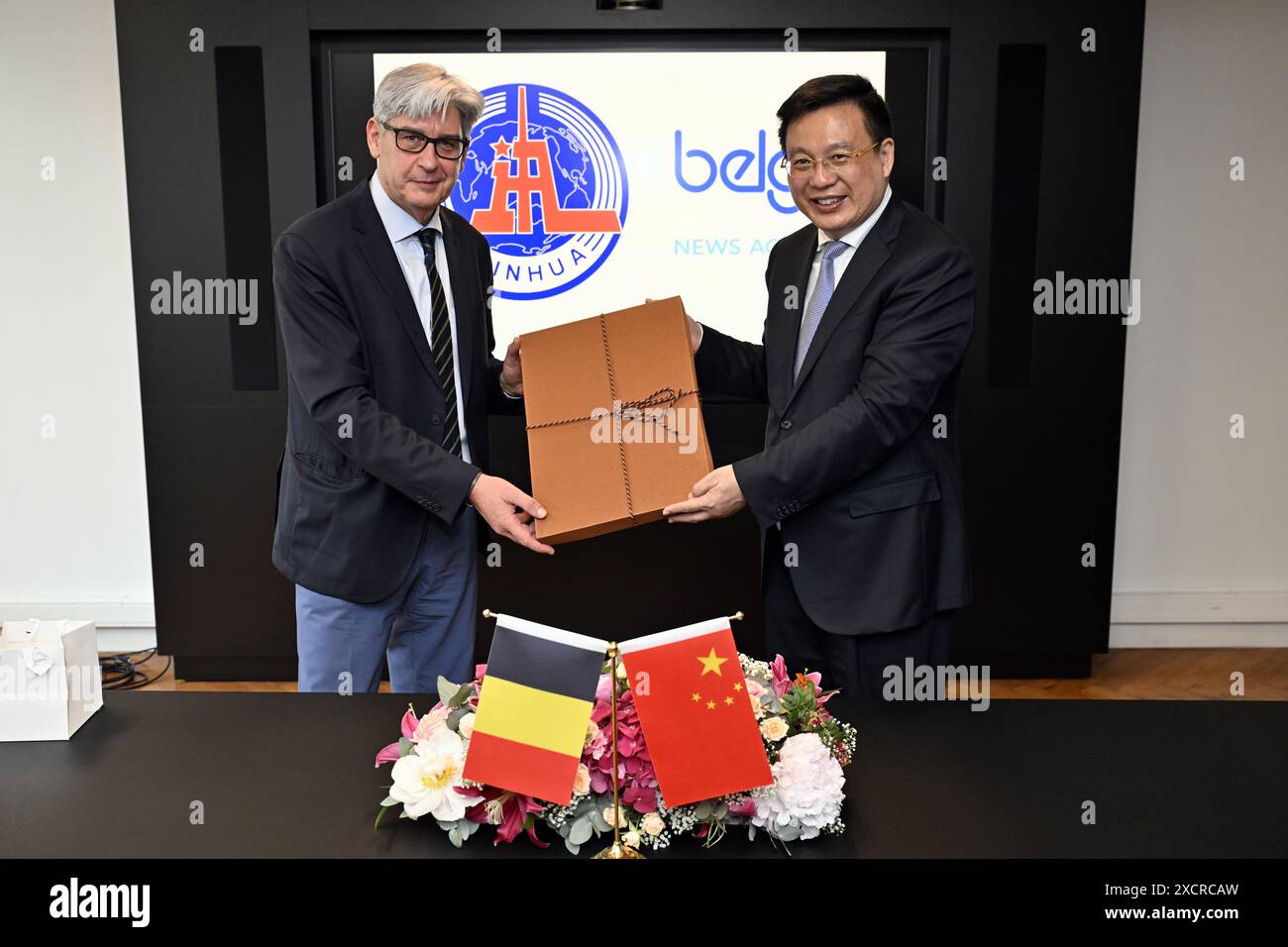 Bruxelles, Belgique. 18 juin 2024. Patrick Lacroix, PDG de Belga, et Fu Hua, président de l'agence Xinhua, échangent des cadeaux lors d'une visite des représentants de l'agence de presse chinoise Xinhua au crédit : Belga News Agency/Alamy Live News Banque D'Images