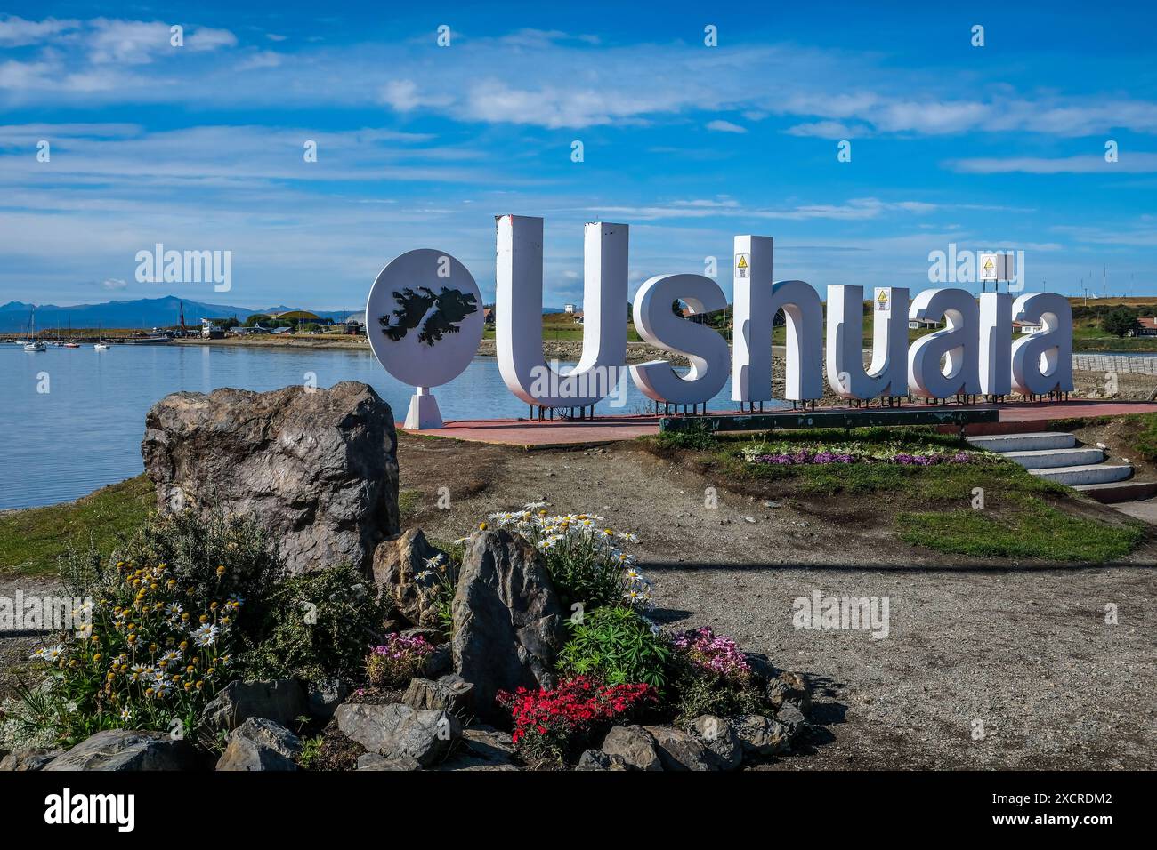 Ushuaia, Feuerland, Argentinien - Beliebtes Fotomotiv Schriftzug USHUAIA im Hafen von Ushuaia am Beagle-Kanal, der Beagle-Kanal ist eine natuerliche Wasserstrasse an der Suedspitze Suedamerikas, die den Atlantik mit dem Pazifik verbindet. Ushuaia ist die suedlichste Stadt der Welt, das Ende der Welt. Ushuaia Feuerland Argentinien *** Ushuaia, Terre de feu, Argentine motif photo populaire lettrage USHUAIA dans le port d'Ushuaia au canal Beagle, le canal Beagle est une voie navigable naturelle à la pointe sud de l'Amérique du Sud, reliant l'océan Atlantique à l'océan Pacifique Ushuaia i Banque D'Images