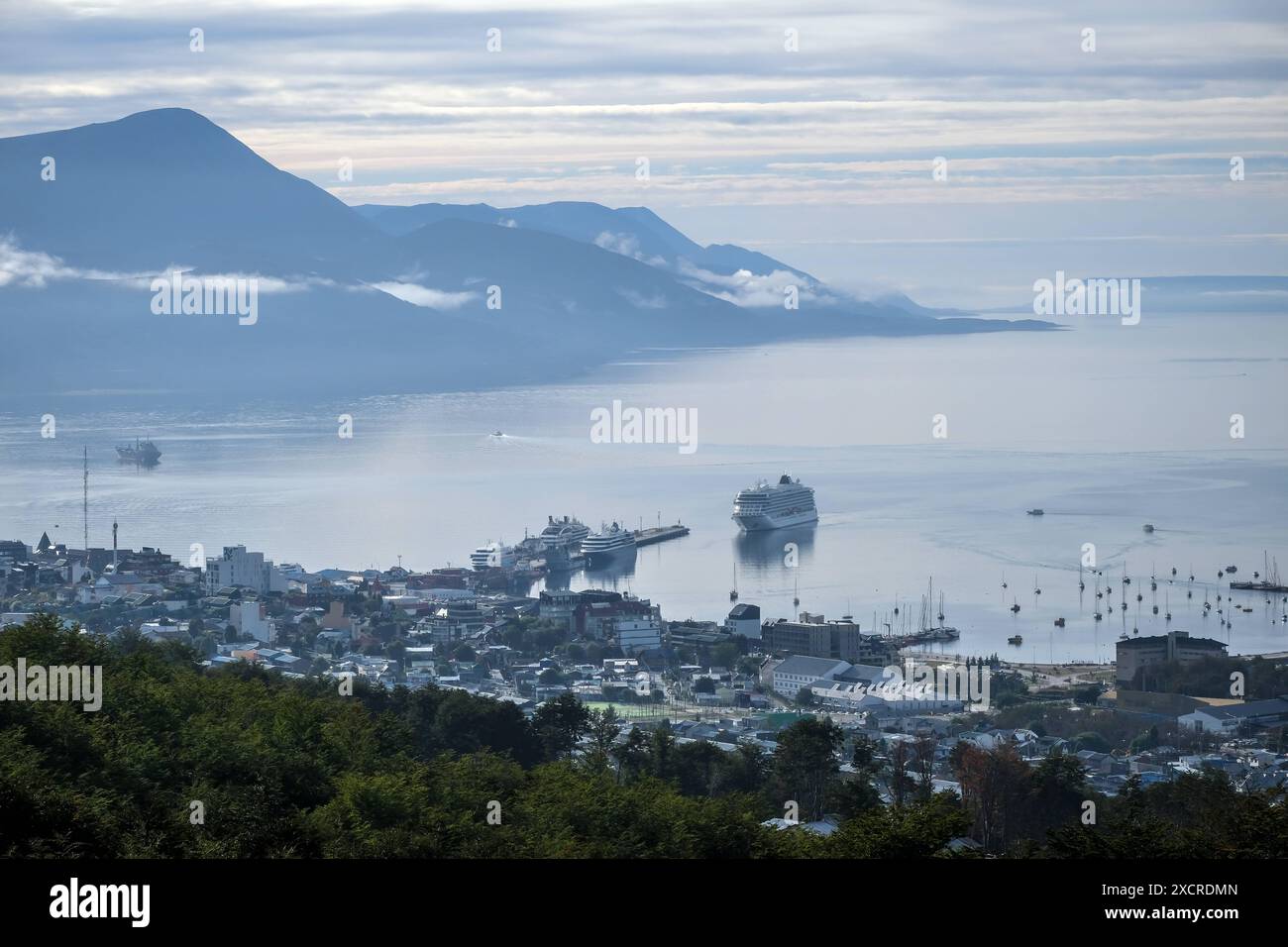 Ushuaia, Feuerland, Argentinien - Sonnenaufgang ueber dem Beagle-Kanal, der Beagle-Kanal ist eine natuerliche Wasserstrasse an der Suedspitze Suedamerikas, die den Atlantik mit dem Pazifik verbindet. Ushuaia ist die suedlichste Stadt der Welt, das Ende der Welt. Hinten Bergkette auf der Insel Navarino au Chili, Dientes de Navarino. Ushuaia Feuerland Argentinien *** Ushuaia, Terre de feu, Argentine lever du soleil sur le canal Beagle, le canal Beagle est une voie navigable naturelle à la pointe sud de l'Amérique du Sud qui relie l'océan Atlantique à l'océan Pacifique Ushuaia est la plus méridionale Banque D'Images