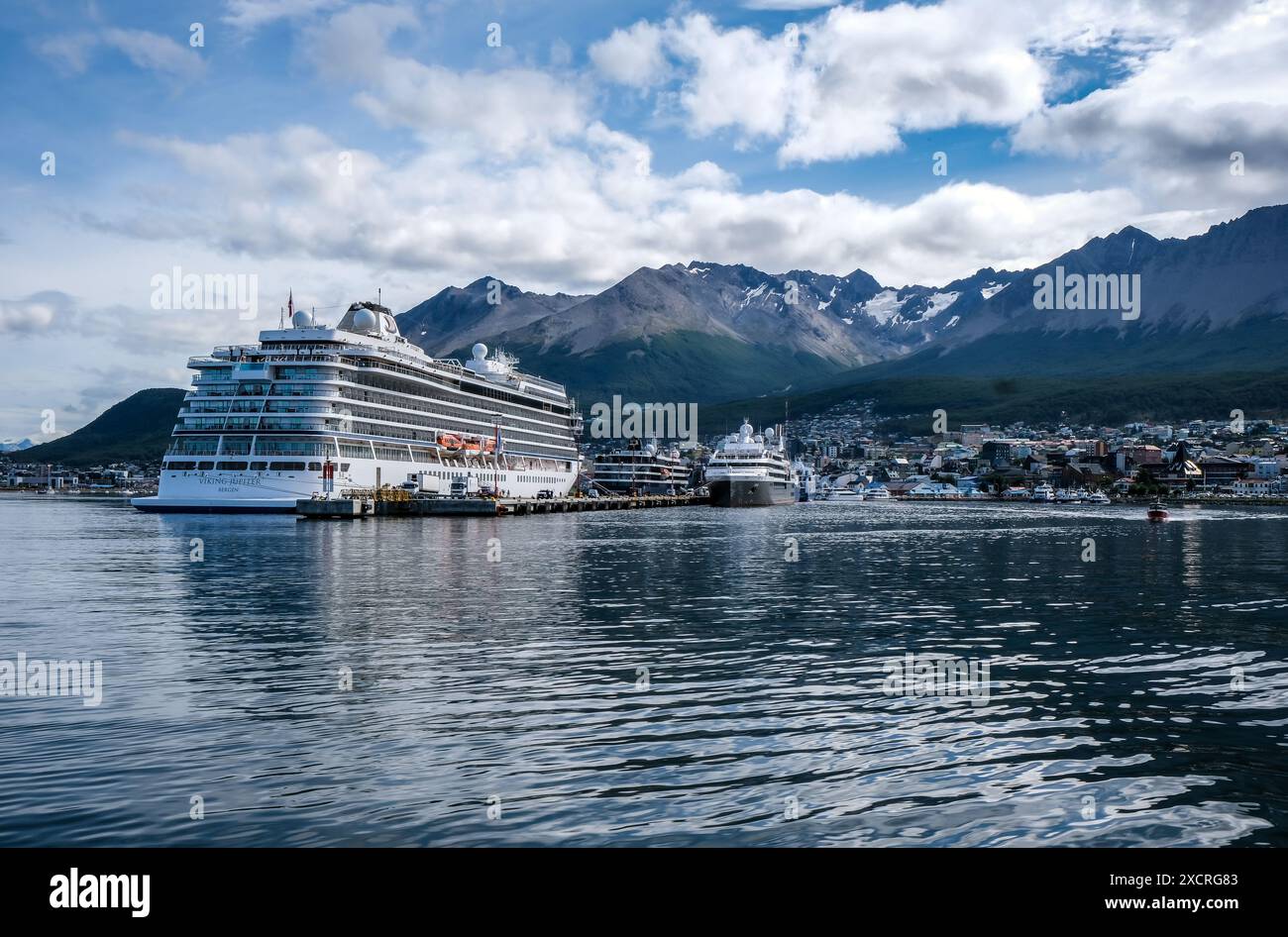 Ushuaia, Feuerland, Argentinien - Kreuzfahrtschiff Viking Jupiter Bergen im Hafen von Ushuaia am Beagle-Kanal, der Beagle-Kanal ist eine natuerliche W Banque D'Images