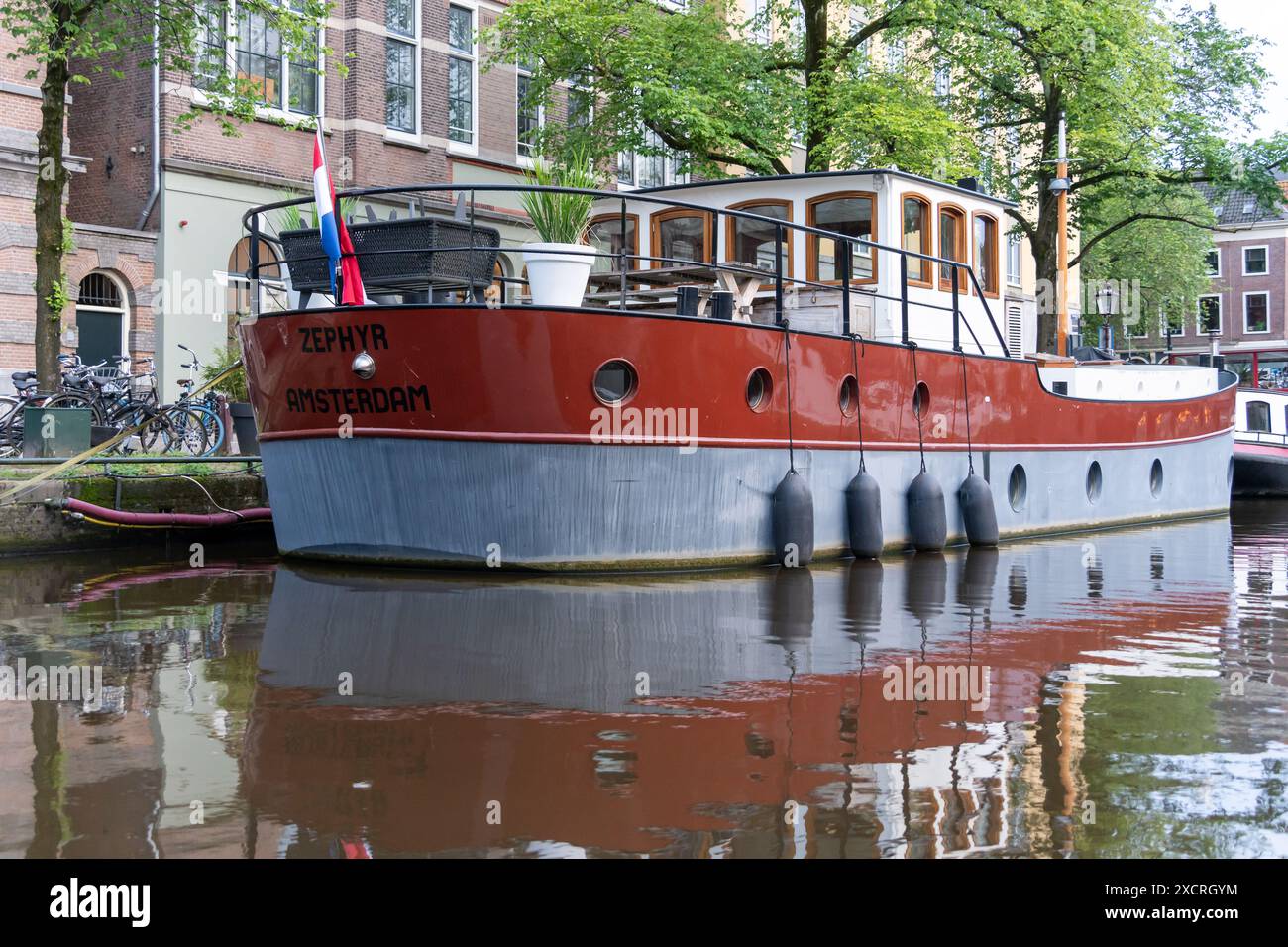 Amsterdam, pays-Bas. Un bateau maison hollandais sur un canal dans la ville. Banque D'Images
