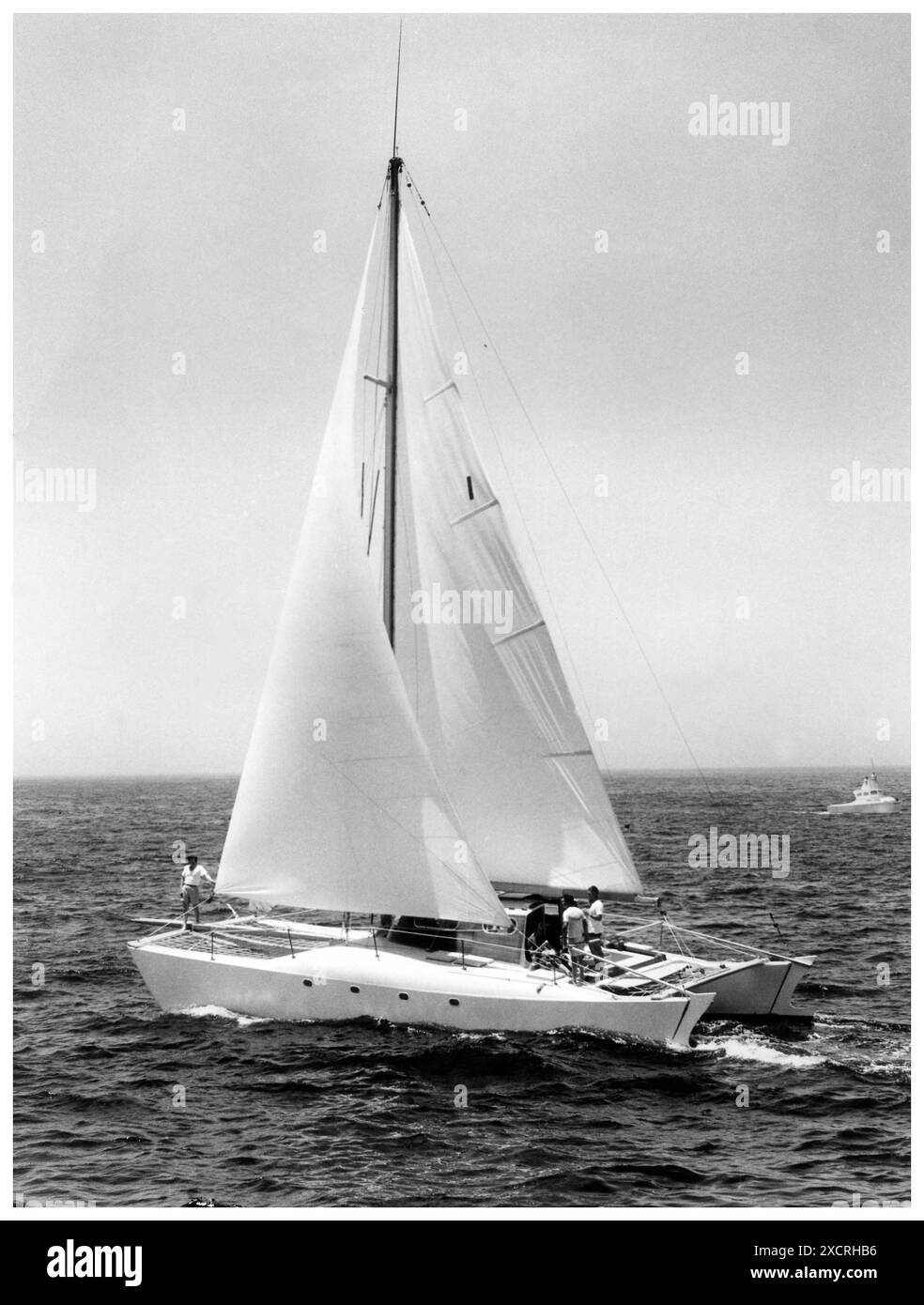Circa 1959 : le catamaran de course océanique de 46 pieds AIKANE au départ de la course de yacht TRANS Pacific de Los Angeles à Honolulu. Banque D'Images