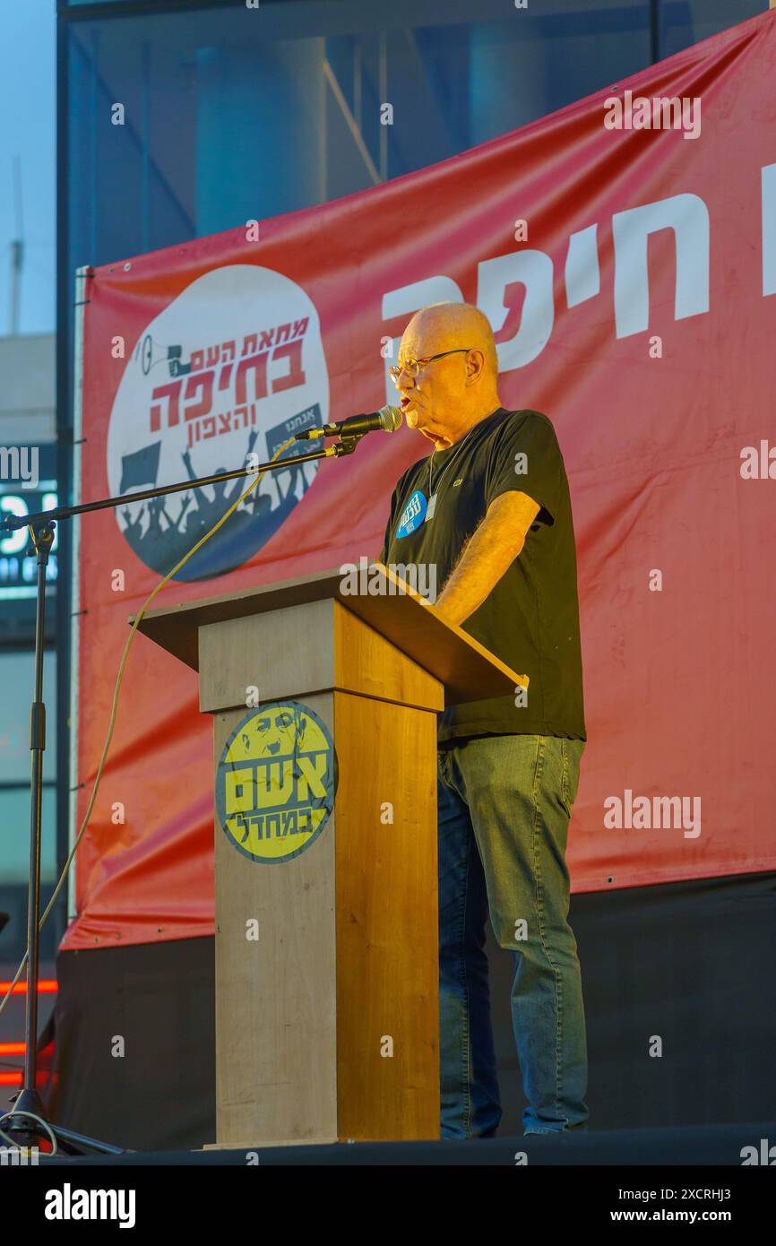 Haïfa, Israël - 15 juin 2024 : général (retraité) Danny Yatom, ancien chef du Mossad, s’adresse à la foule, dans le cadre d’une marche de protestation contre le gouvernement Banque D'Images