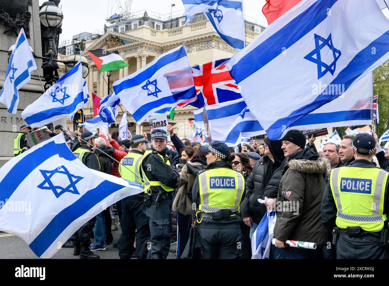 Contre-manifestation pro-israélienne lors d'une marche pro-palestinienne dans le centre de Londres, le 27 avril 2024 Banque D'Images