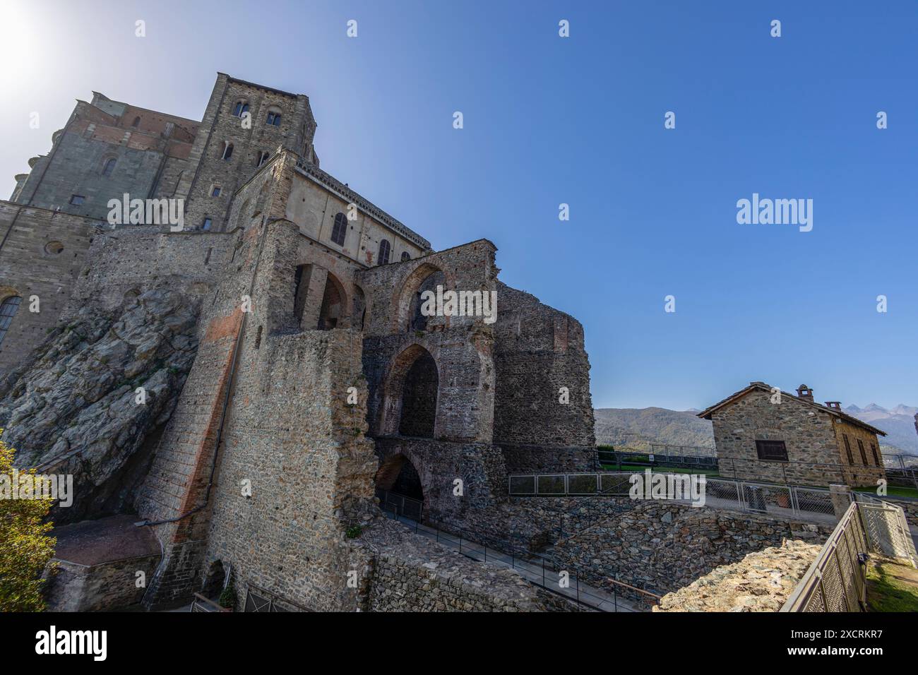 Vue de la Sacra de San Michele (nommé Michael Abbey) dans la vallée de Susa, Province de Turin, Piémont, Italie Banque D'Images