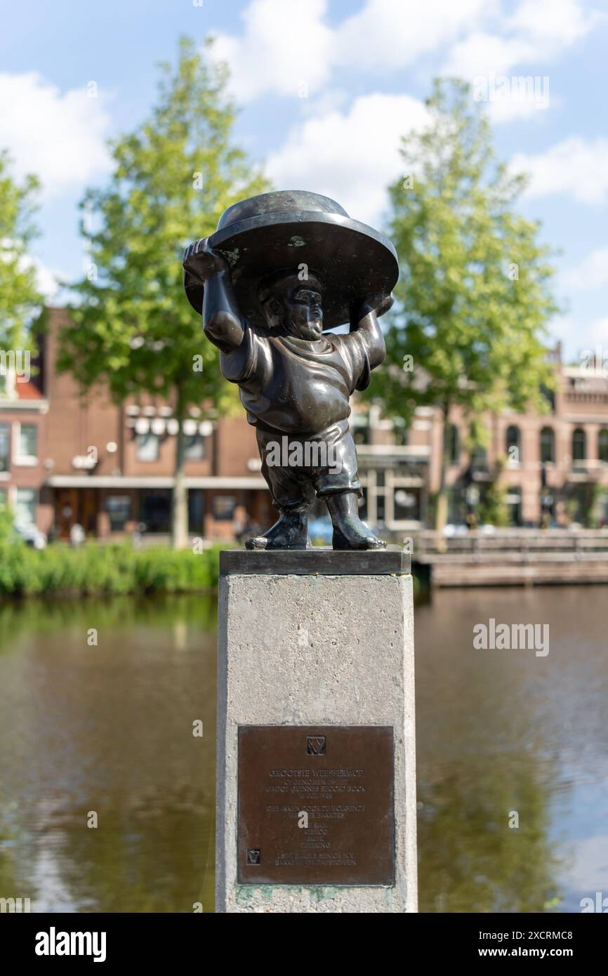 Weesp, pays-Bas. Sculpture du boulanger qui a fait cuire le plus gros biscuit Weespermop, obtenant l'entrée dans le Livre Guinness des records Banque D'Images