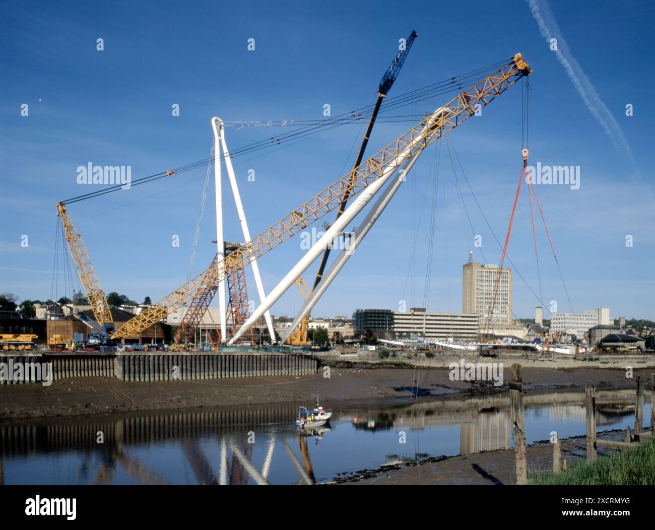 Le câble piétonnier emblématique est resté passerelle en construction sur la rivière Usk à Newport, Gwent Banque D'Images