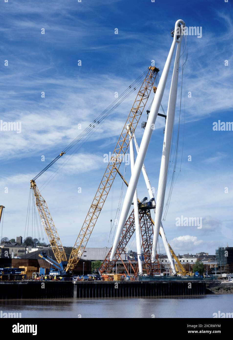 Le câble piétonnier emblématique est resté passerelle en construction sur la rivière Usk à Newport, Gwent Banque D'Images