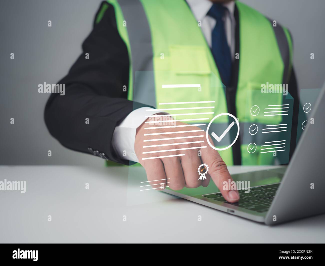 Architecte ou ingénieur vérifiant la liste des documents et approuvant le projet, bâtiments approuvés concept de permis avec bâtiment résidentiel approuvé p Banque D'Images