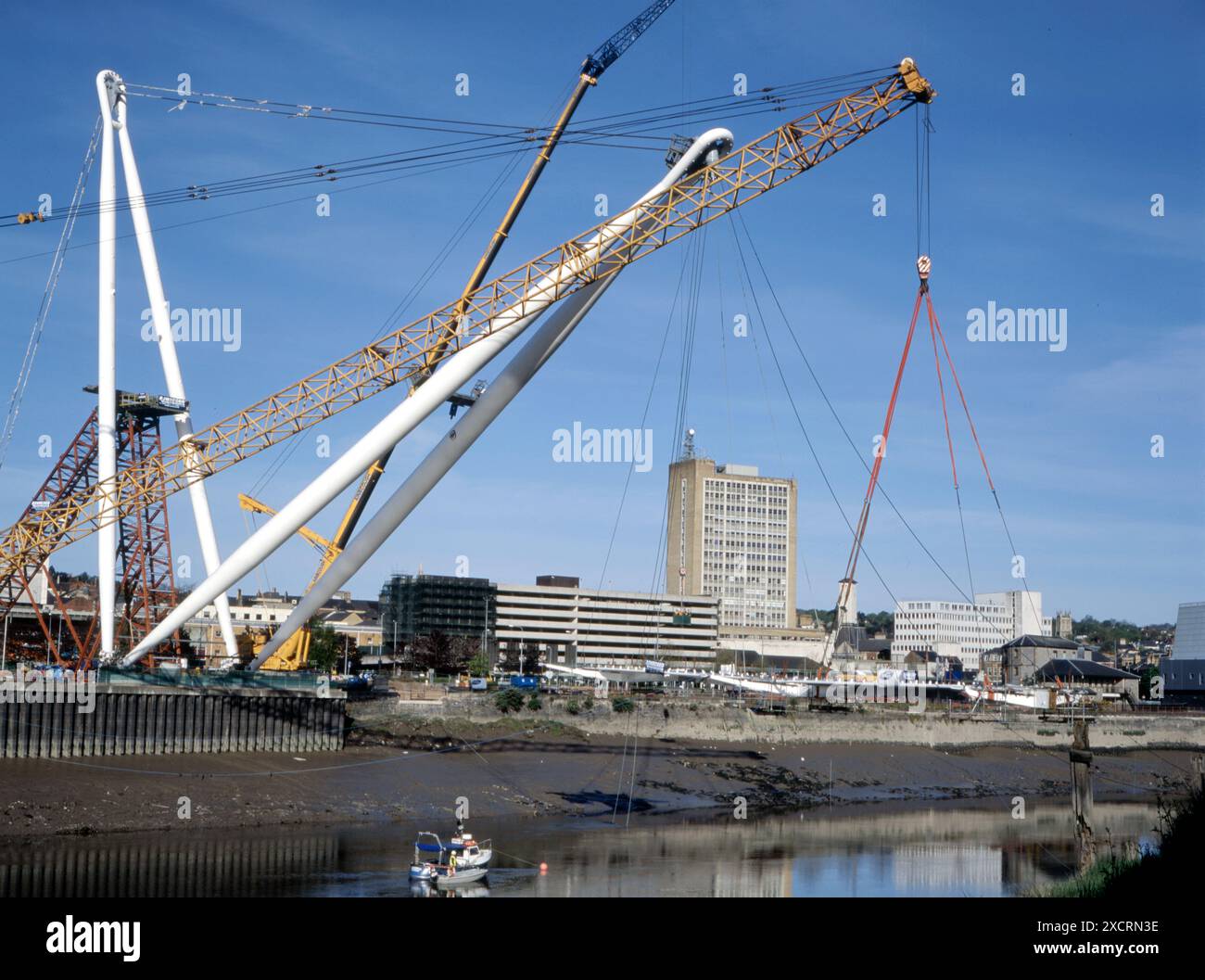 Le câble piétonnier emblématique est resté passerelle en construction sur la rivière Usk à Newport, Gwent Banque D'Images