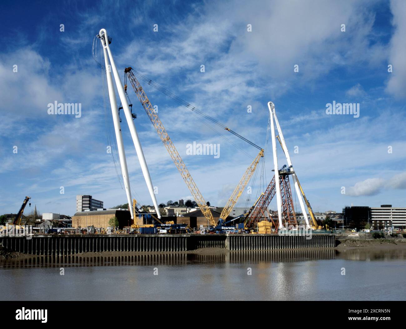 Le câble piétonnier emblématique est resté passerelle en construction sur la rivière Usk à Newport, Gwent Banque D'Images