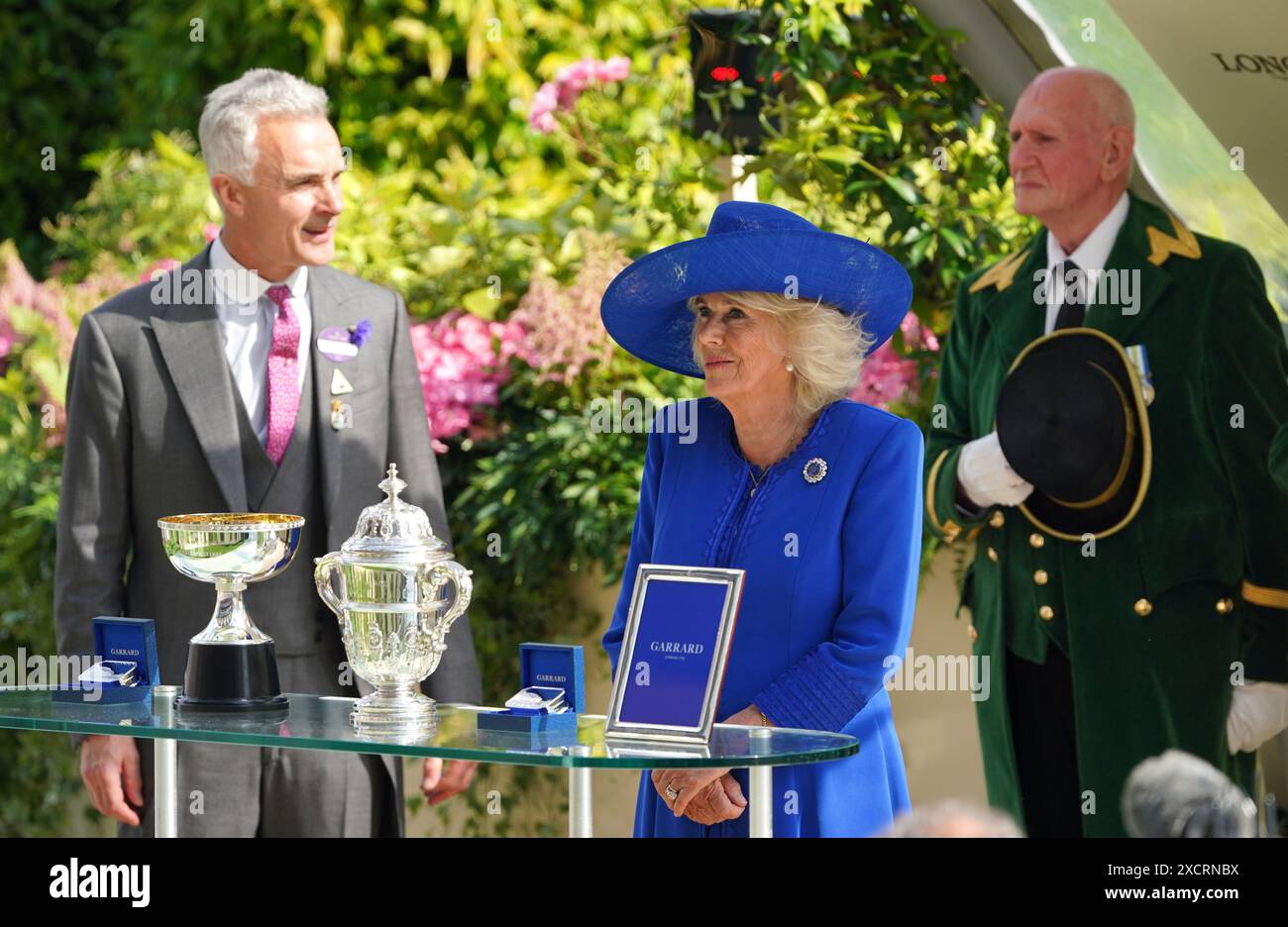 La reine Camilla attend sur scène avant de remettre les prix des St James's Palace Stakes le premier jour du Royal Ascot à l'hippodrome d'Ascot, dans le Berkshire. Date de la photo : mardi 18 juin 2024. Banque D'Images