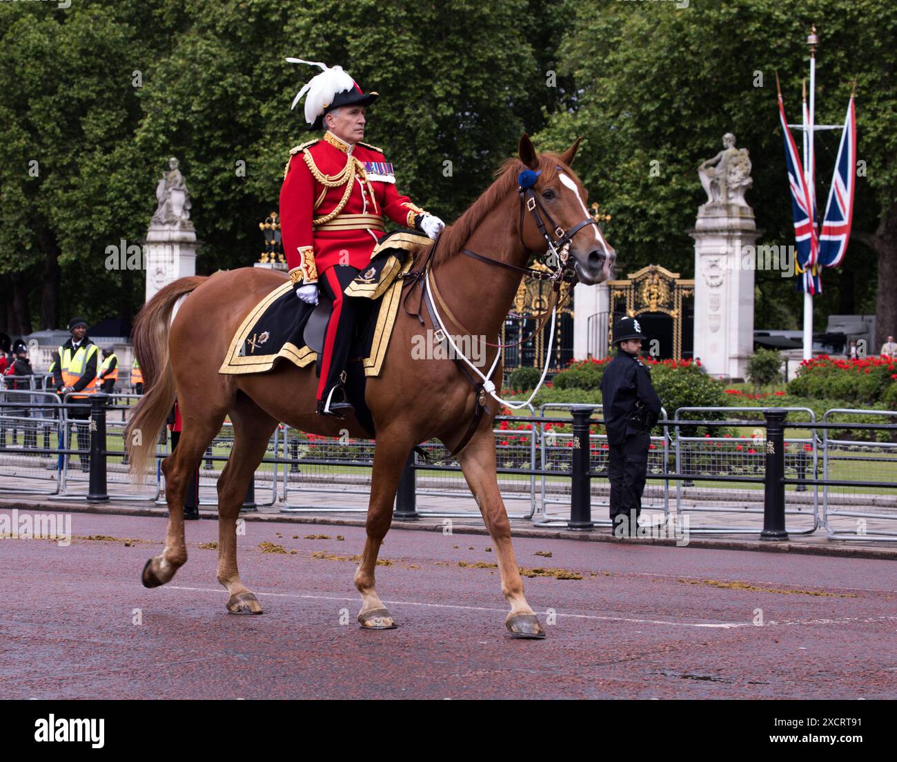 Major général commandant portant un chapeau tricorner en plume de cygne monté sur Horseback Trooping la couleur couleur The Mall London 2024 Banque D'Images