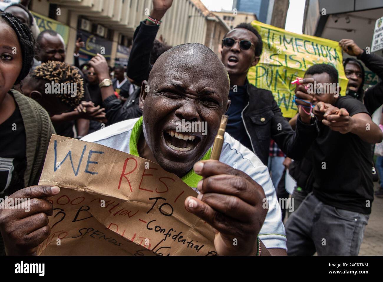 Nairobi, Kenya. 18 juin 2024. Un manifestant fait des gestes tout en montrant une balle après que la police a tiré des balles pour disperser les manifestants lors d'une manifestation contre le projet de loi de finances 2024 dans les rues de Nairobi. Le projet de loi propose plusieurs nouvelles taxes, dont une taxe de circulation sur les véhicules automobiles, une taxe sur les transferts de fonds, une taxe écologique et des droits d'accise sur le pain et l'huile de cuisson. La manifestation baptisée #RejectTheFinanceBill2024 a lieu alors que le projet de loi est déposé, avec des manifestants exhortant les membres du parlement à rejeter les dispositions litigieuses. Crédit : SOPA images Limited/Alamy Live News Banque D'Images