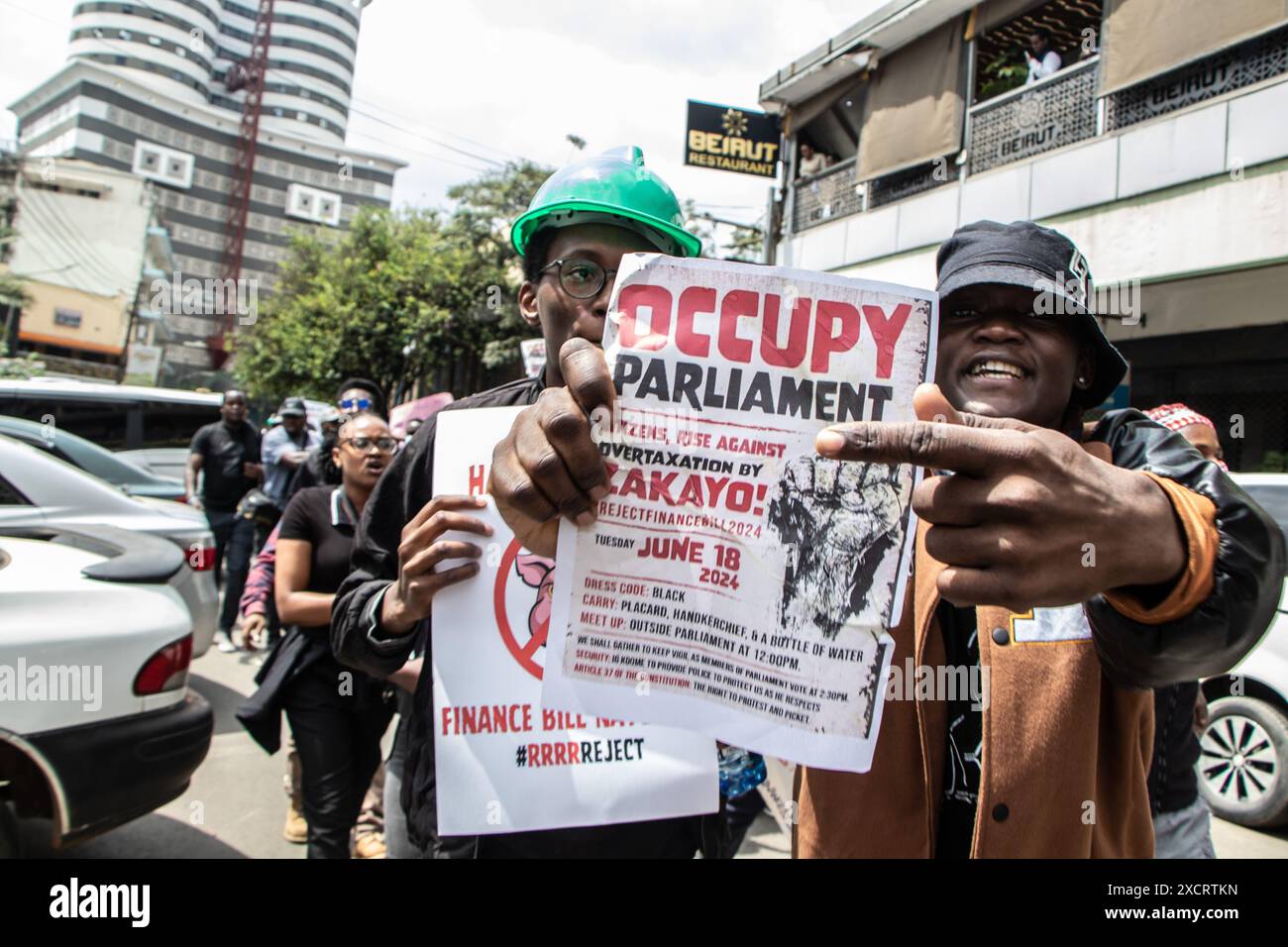 Nairobi, Kenya. 18 juin 2024. Un manifestant chante des slogans tout en tenant une pancarte lors d'une manifestation contre le projet de loi de finances 2024 dans les rues de Nairobi. Le projet de loi propose plusieurs nouvelles taxes, dont une taxe de circulation sur les véhicules automobiles, une taxe sur les transferts de fonds, une taxe écologique et des droits d'accise sur le pain et l'huile de cuisson. La manifestation baptisée #RejectTheFinanceBill2024 a lieu alors que le projet de loi est déposé, avec des manifestants exhortant les membres du parlement à rejeter les dispositions litigieuses. Crédit : SOPA images Limited/Alamy Live News Banque D'Images