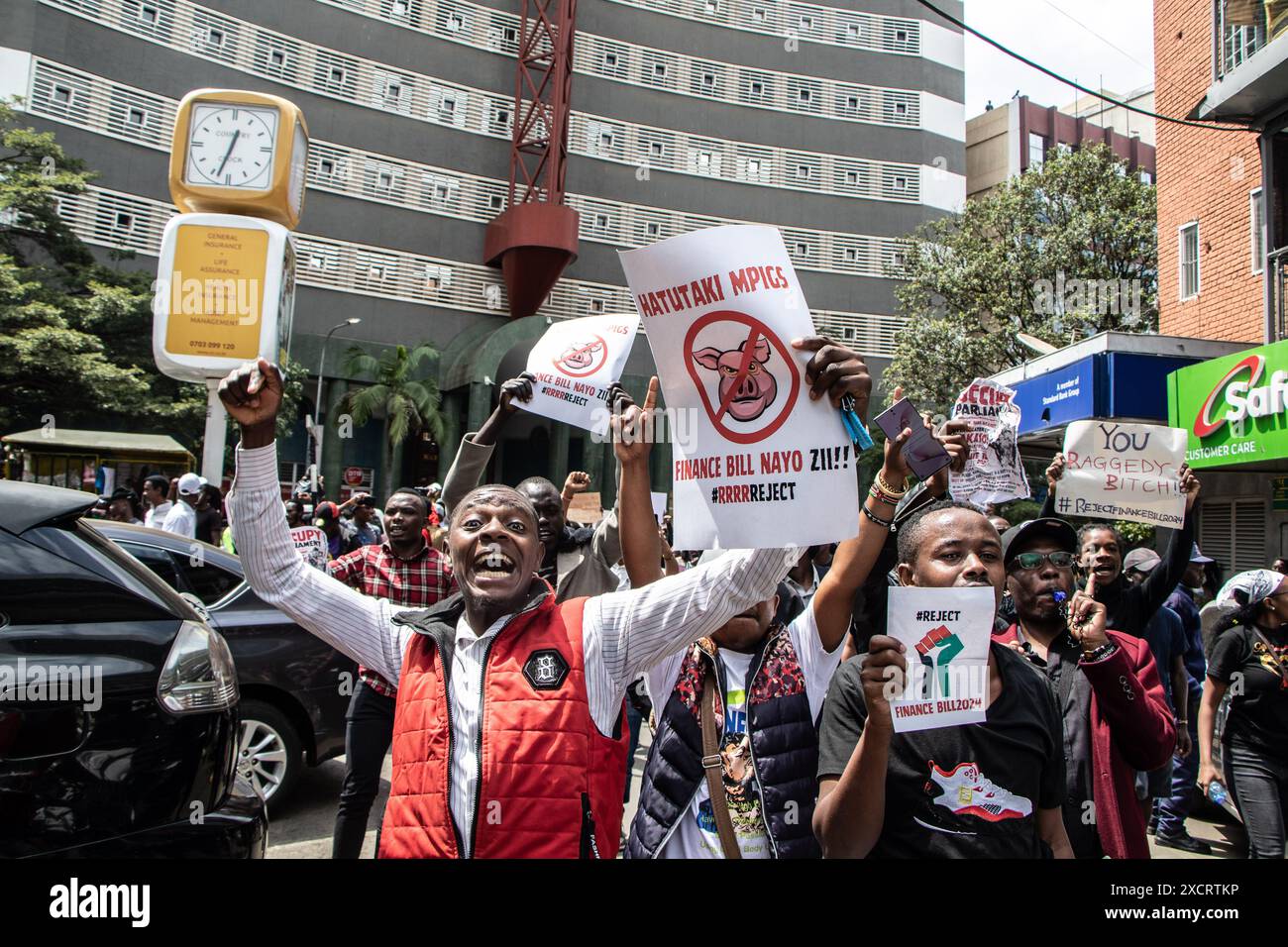 Nairobi, Kenya. 18 juin 2024. Des manifestants scandent des slogans tout en tenant des pancartes lors d'une manifestation contre le projet de loi de finances 2024 dans les rues de Nairobi. Le projet de loi propose plusieurs nouvelles taxes, dont une taxe de circulation sur les véhicules automobiles, une taxe sur les transferts de fonds, une taxe écologique et des droits d'accise sur le pain et l'huile de cuisson. La manifestation baptisée #RejectTheFinanceBill2024 a lieu alors que le projet de loi est déposé, avec des manifestants exhortant les membres du parlement à rejeter les dispositions litigieuses. Crédit : SOPA images Limited/Alamy Live News Banque D'Images