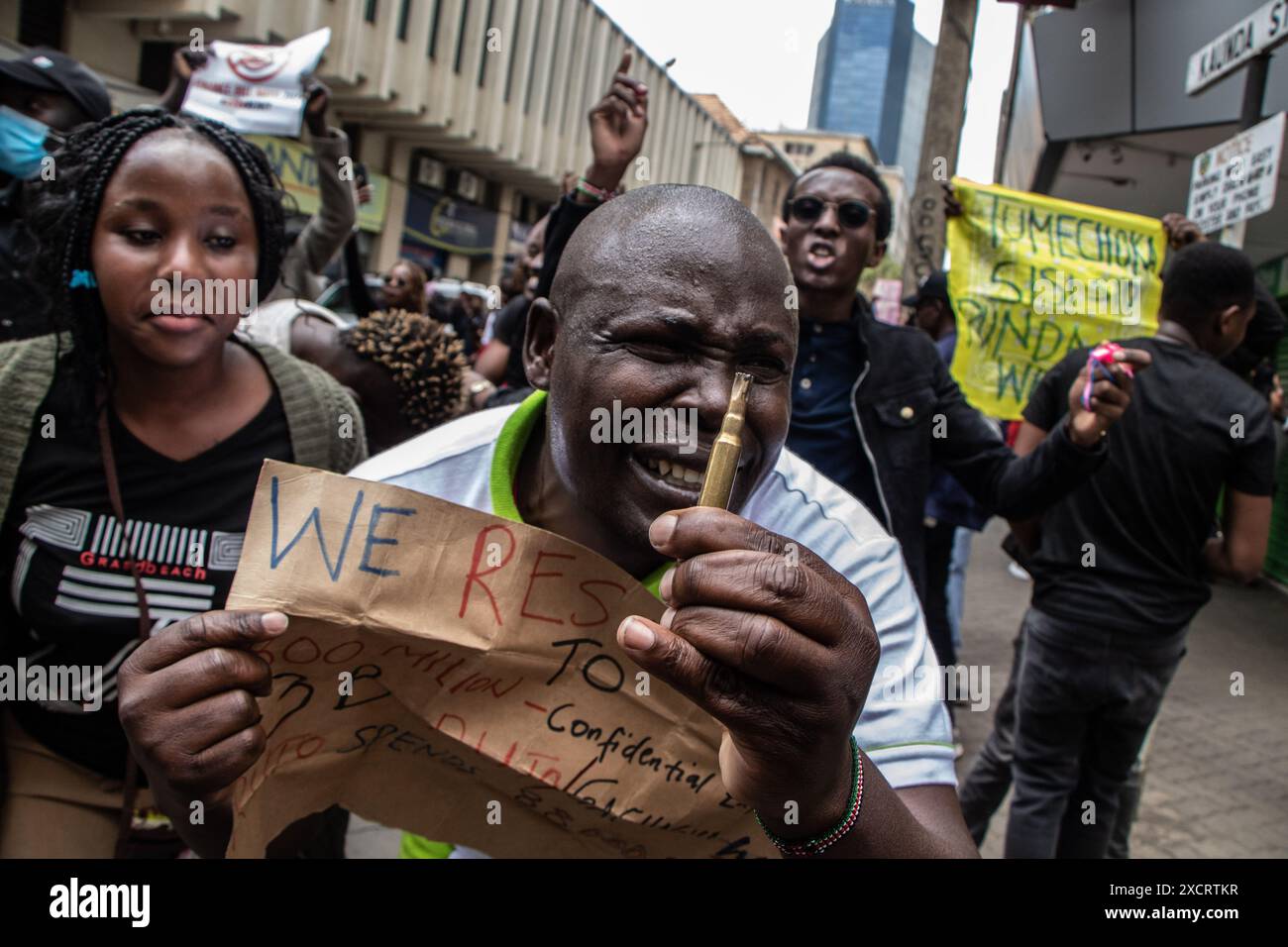Nairobi, Kenya. 18 juin 2024. Un manifestant fait des gestes tout en montrant une balle après que la police a tiré des balles pour disperser les manifestants lors d'une manifestation contre le projet de loi de finances 2024 dans les rues de Nairobi. Le projet de loi propose plusieurs nouvelles taxes, dont une taxe de circulation sur les véhicules automobiles, une taxe sur les transferts de fonds, une taxe écologique et des droits d'accise sur le pain et l'huile de cuisson. La manifestation baptisée #RejectTheFinanceBill2024 a lieu alors que le projet de loi est déposé, avec des manifestants exhortant les membres du parlement à rejeter les dispositions litigieuses. Crédit : SOPA images Limited/Alamy Live News Banque D'Images