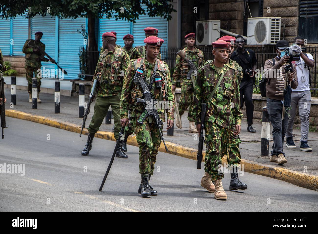 Nairobi, Kenya. 18 juin 2024. Des hommes armés de la police anti-émeute patrouillent dans les rues lors d'une manifestation devant les bâtiments du parlement à Nairobi contre le projet de loi de finances 2024. Le projet de loi propose plusieurs nouvelles taxes, dont une taxe de circulation sur les véhicules automobiles, une taxe sur les transferts de fonds, une taxe écologique et des droits d'accise sur le pain et l'huile de cuisson. La manifestation baptisée #RejectTheFinanceBill2024 a lieu alors que le projet de loi est déposé, avec des manifestants exhortant les membres du parlement à rejeter les dispositions litigieuses. Crédit : SOPA images Limited/Alamy Live News Banque D'Images