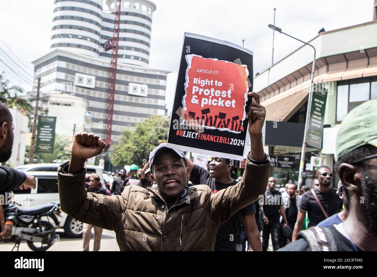 Nairobi, Kenya. 18 juin 2024. Un manifestant chante des slogans tout en tenant une pancarte lors d'une manifestation contre le projet de loi de finances 2024 dans les rues de Nairobi. Le projet de loi propose plusieurs nouvelles taxes, dont une taxe de circulation sur les véhicules automobiles, une taxe sur les transferts de fonds, une taxe écologique et des droits d'accise sur le pain et l'huile de cuisson. La manifestation baptisée #RejectTheFinanceBill2024 a lieu alors que le projet de loi est déposé, avec des manifestants exhortant les membres du parlement à rejeter les dispositions litigieuses. Crédit : SOPA images Limited/Alamy Live News Banque D'Images