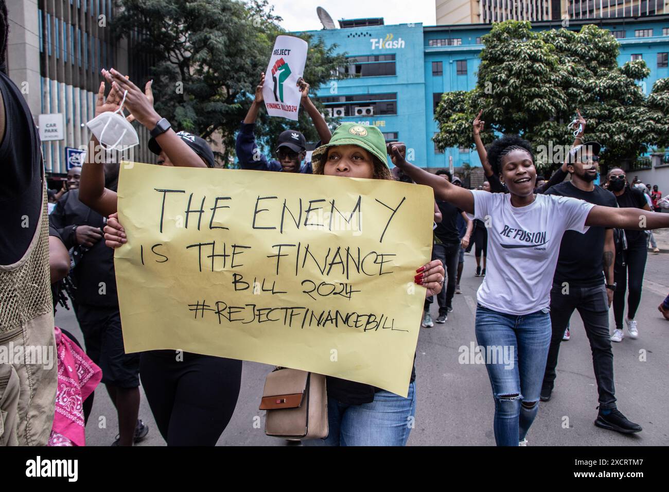 Nairobi, Kenya. 18 juin 2024. Des manifestants scandent des slogans tout en tenant des pancartes lors d'une manifestation contre le projet de loi de finances 2024 dans les rues de Nairobi. Le projet de loi propose plusieurs nouvelles taxes, dont une taxe de circulation sur les véhicules automobiles, une taxe sur les transferts de fonds, une taxe écologique et des droits d'accise sur le pain et l'huile de cuisson. La manifestation baptisée #RejectTheFinanceBill2024 a lieu alors que le projet de loi est déposé, avec des manifestants exhortant les membres du parlement à rejeter les dispositions litigieuses. Crédit : SOPA images Limited/Alamy Live News Banque D'Images