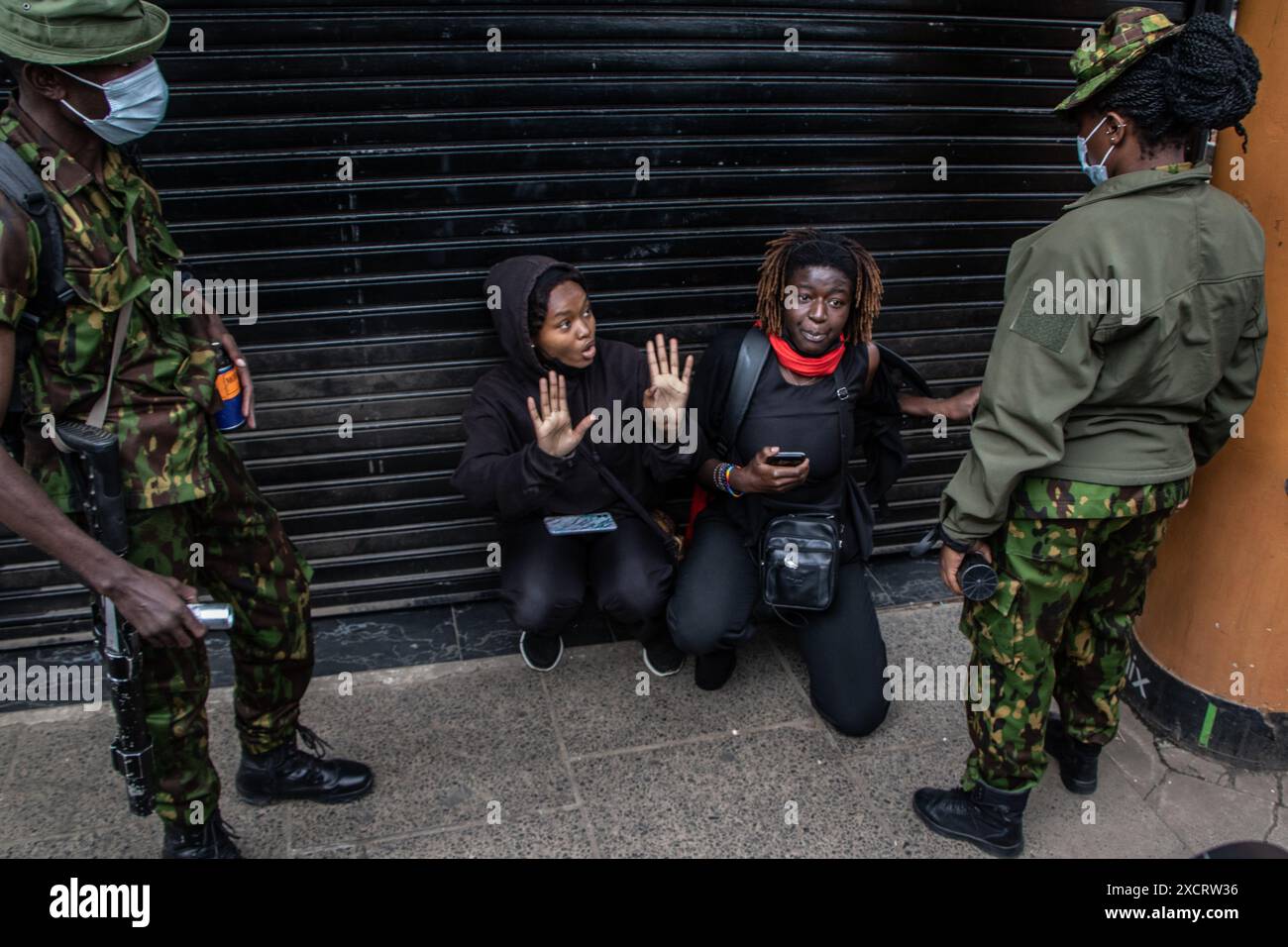 Nairobi, Kenya. 18 juin 2024. Deux femmes sont détenues par la police anti-émeute lors d’une manifestation contre le projet de loi de finances 2024 dans les rues de Nairobi. Le projet de loi propose plusieurs nouvelles taxes, dont une taxe de circulation sur les véhicules automobiles, une taxe sur les transferts de fonds, une taxe écologique et des droits d'accise sur le pain et l'huile de cuisson. La manifestation baptisée #RejectTheFinanceBill2024 a lieu alors que le projet de loi est déposé, avec des manifestants exhortant les membres du parlement à rejeter les dispositions litigieuses. Crédit : SOPA images Limited/Alamy Live News Banque D'Images