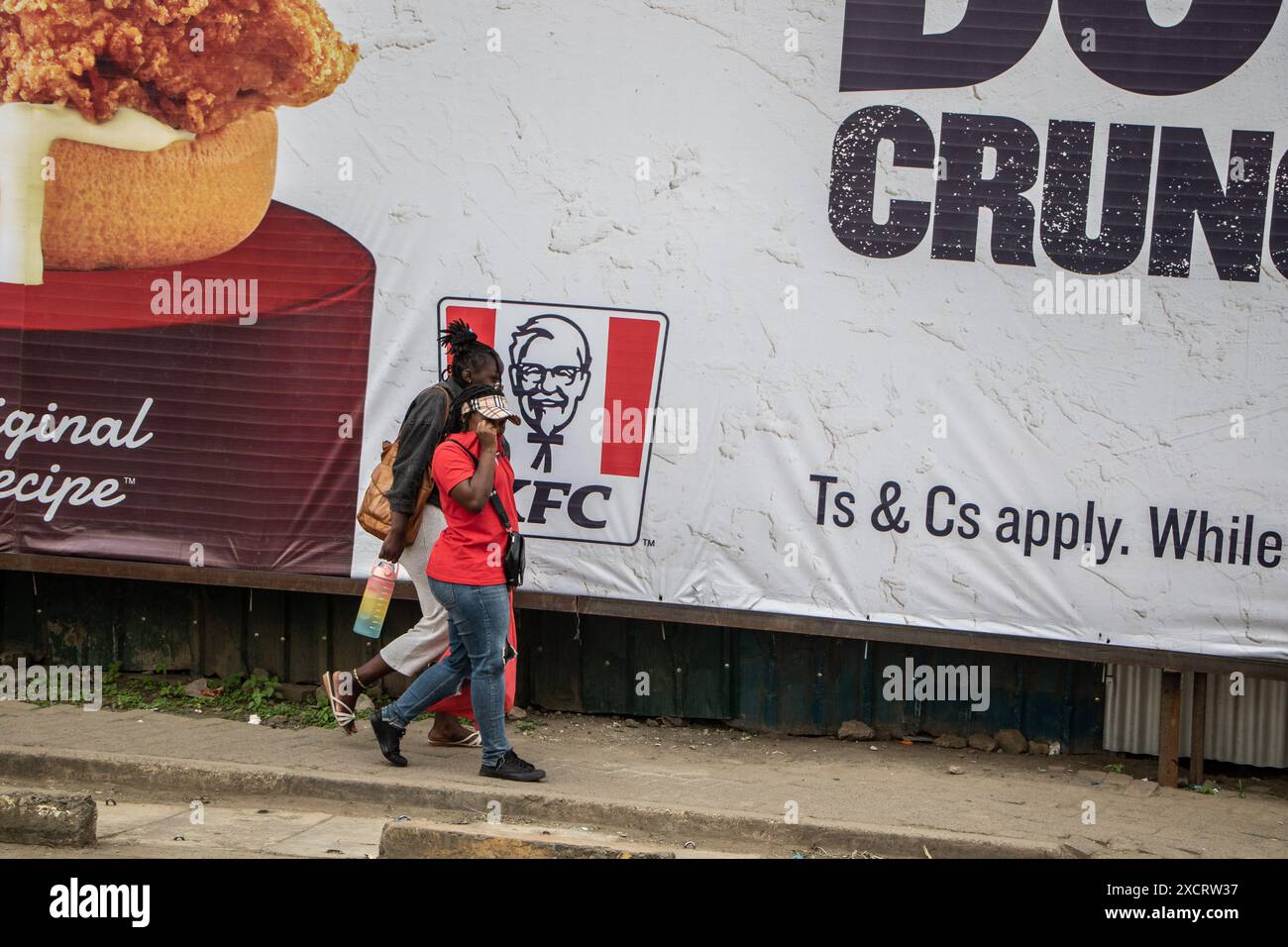 Nairobi, Kenya. 18 juin 2024. Les femmes se protègent contre les gaz lacrymogènes qui ont fait pression pour disperser les manifestants lors d'une manifestation contre le projet de loi de finances 2024 dans les rues de Nairobi. Le projet de loi propose plusieurs nouvelles taxes, dont une taxe de circulation sur les véhicules automobiles, une taxe sur les transferts de fonds, une taxe écologique et des droits d'accise sur le pain et l'huile de cuisson. La manifestation baptisée #RejectTheFinanceBill2024 a lieu alors que le projet de loi est déposé, avec des manifestants exhortant les membres du parlement à rejeter les dispositions litigieuses. Crédit : SOPA images Limited/Alamy Live News Banque D'Images