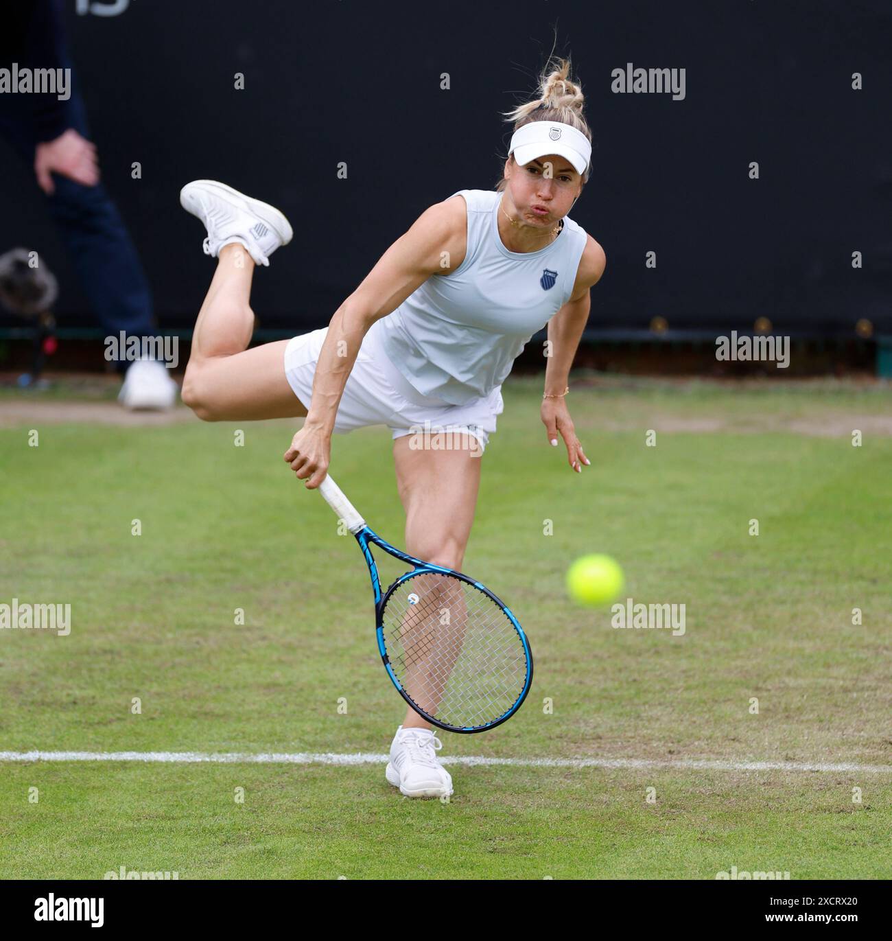 18 juin 2024 ; Edgbaston Priory Club, Birmingham, Angleterre : Rothesay Tennis Classic Birmingham, jour 2 ; Yulia Putintseva (KAZ) dans son match en simple féminin contre Clara Burel (FRA) Banque D'Images
