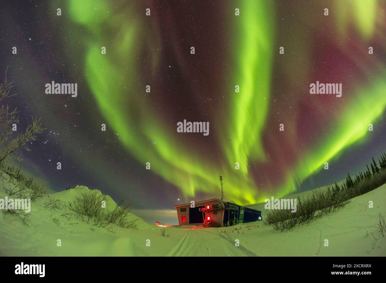 Voici l'aurore qui remplit le ciel du 10 février 2024, au-dessus du Churchill Northern Studies Centre, à Churchill, Manitoba, Canada. C'était un niveau KP4 Banque D'Images