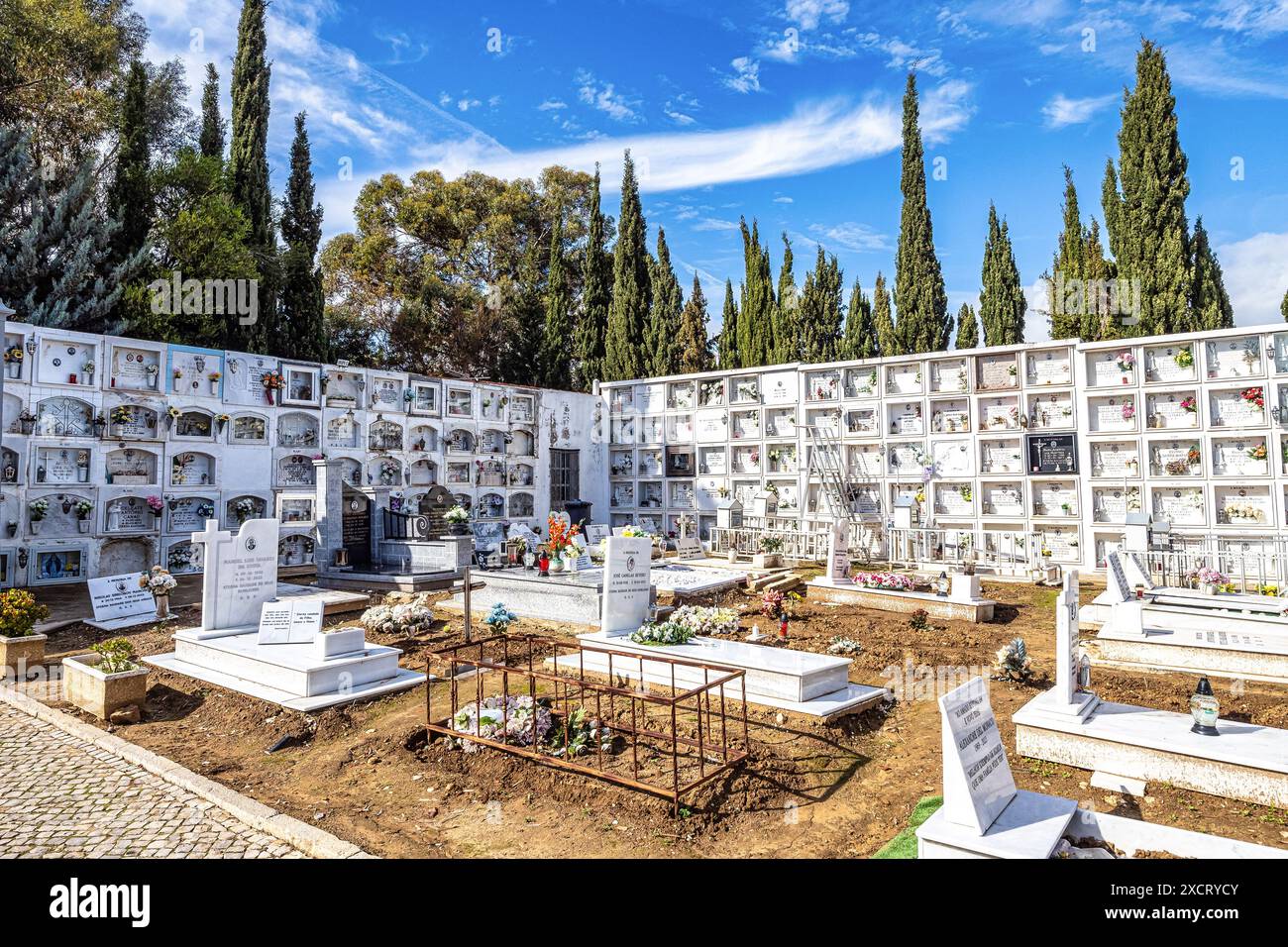 Le cimetière de Cacela Velha dans le sud du Portugal. Façades blanches de maisons avec des décorations colorées. Cimetière typique de l'Algarve Banque D'Images