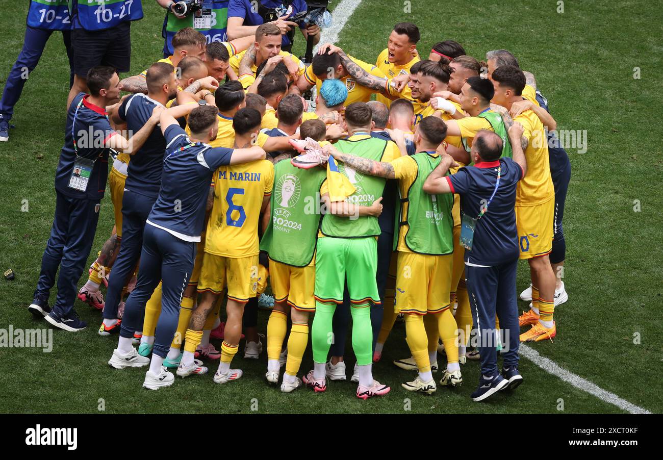 MUNICH, ALLEMAGNE - 17 JUIN : les joueurs de Roumanie célèbrent la victoire après le match de phase de groupes de l'UEFA EURO 2024 entre la Roumanie et l'Ukraine au Munich Football Arena le 17 juin 2024 à Munich, en Allemagne. © diebilderwelt / Alamy Stock Banque D'Images