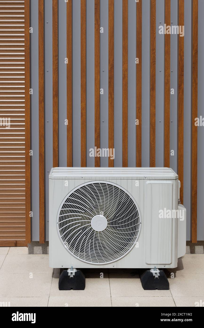 Pompe à chaleur du climatiseur à l'extérieur du bâtiment Banque D'Images