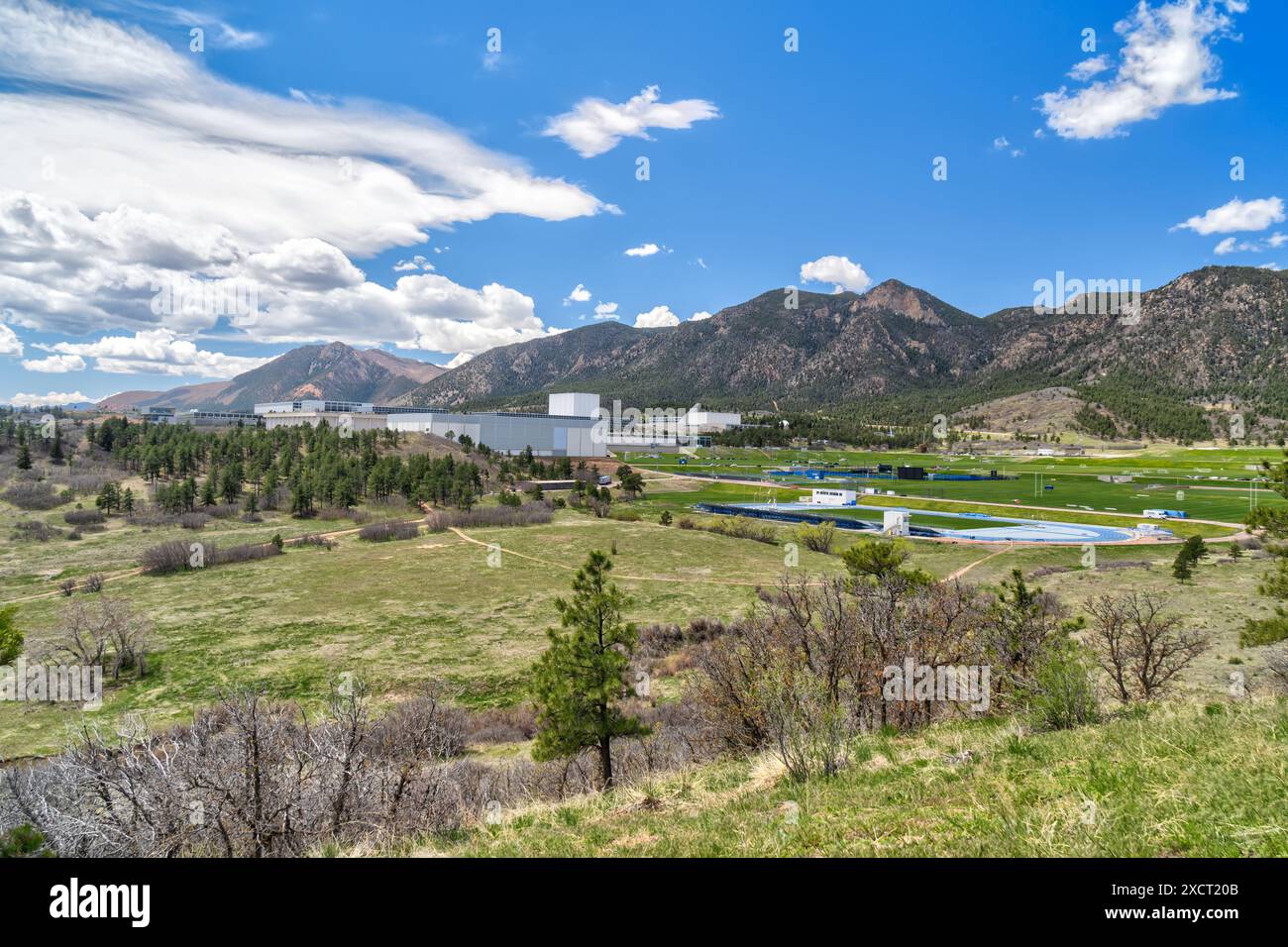 COLORADO SPRINGS, CO, États-Unis - 14 MAI 2024 : vue panoramique aérienne de l'académie de l'armée de l'air des États-Unis. Banque D'Images