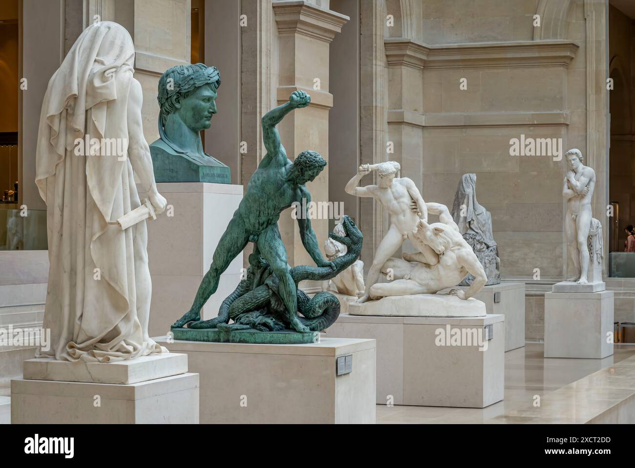 Paris, France - 06 14 2024 : Musée du Louvre. Cour Puget. Hercule combattant Achelous transformé en serpent par François-Joseph Bosio et divers s. Banque D'Images