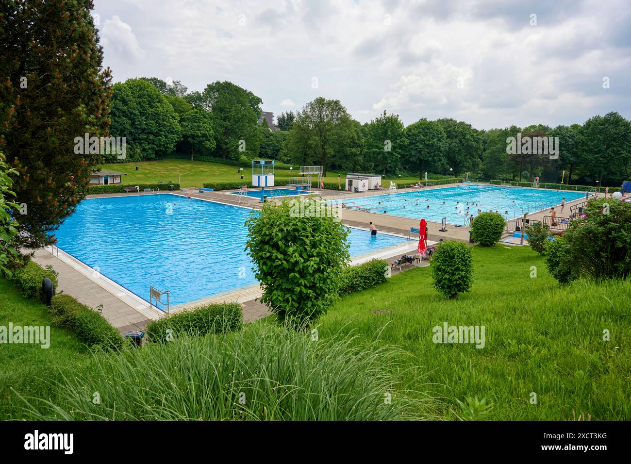 Die Freibäder haben wieder geöffnet. Überblickfoto über ein kleines Freibad das nicht gut besucht ist weil das Wetter schlecht ist. Veröffentlichungen Banque D'Images