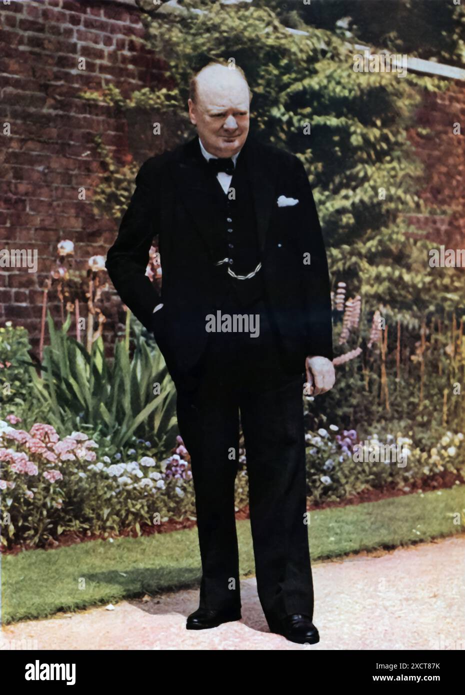 Photographie de Winston Churchill dans le jardin du 10 Downing Street, Londres, vers 1943. En tant que premier ministre pendant une phase critique de la seconde Guerre mondiale, le leadership de Churchill a été essentiel, faisant de lui l'une des figures les plus respectées de l'histoire britannique. Banque D'Images